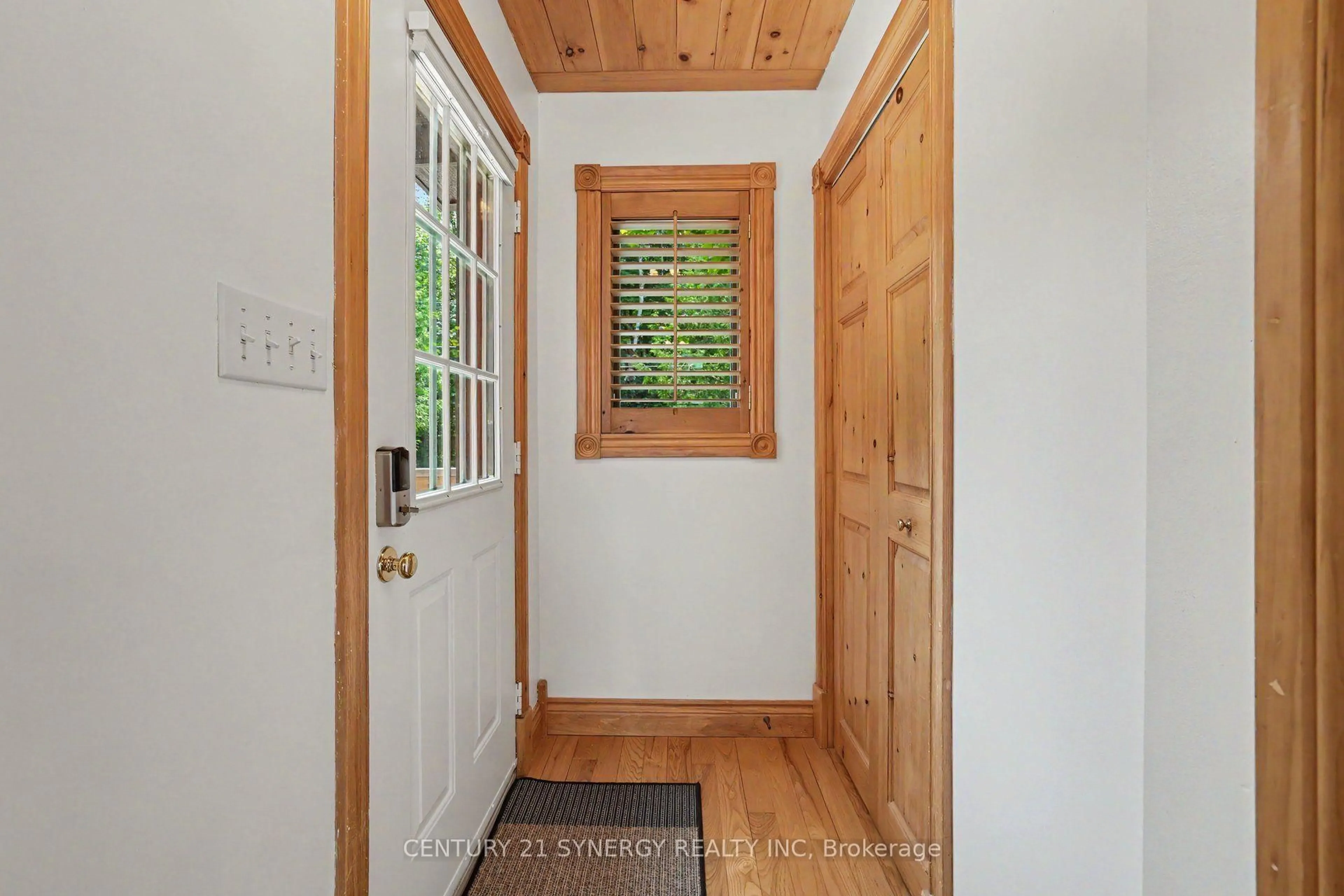 Indoor entryway for 1430 Wagner Rd, Sharbot Lake Ontario K0H 2P0