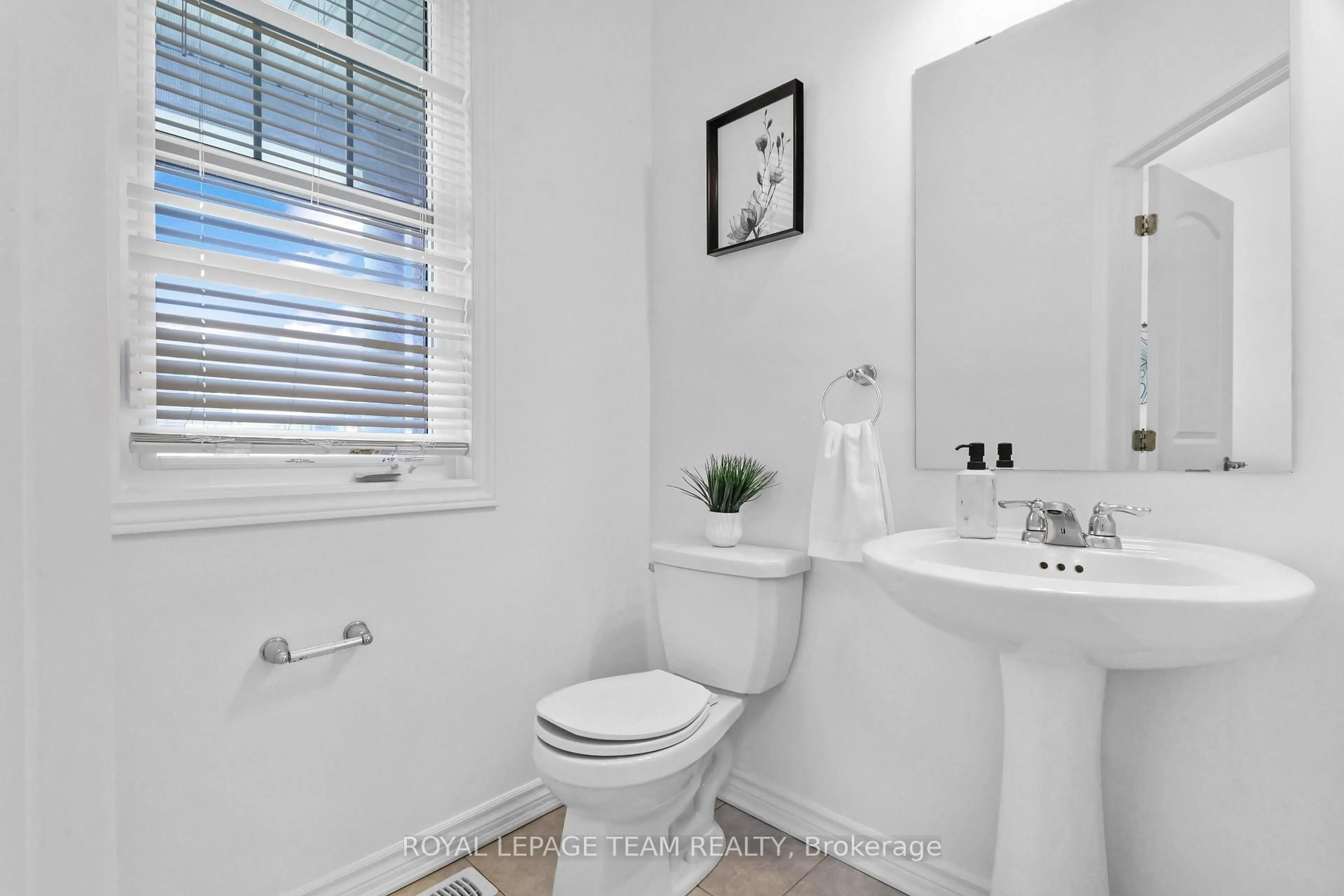 Standard bathroom, ceramic/tile floor for 4852 Abbott St, Stittsville Ontario K2V 0J9