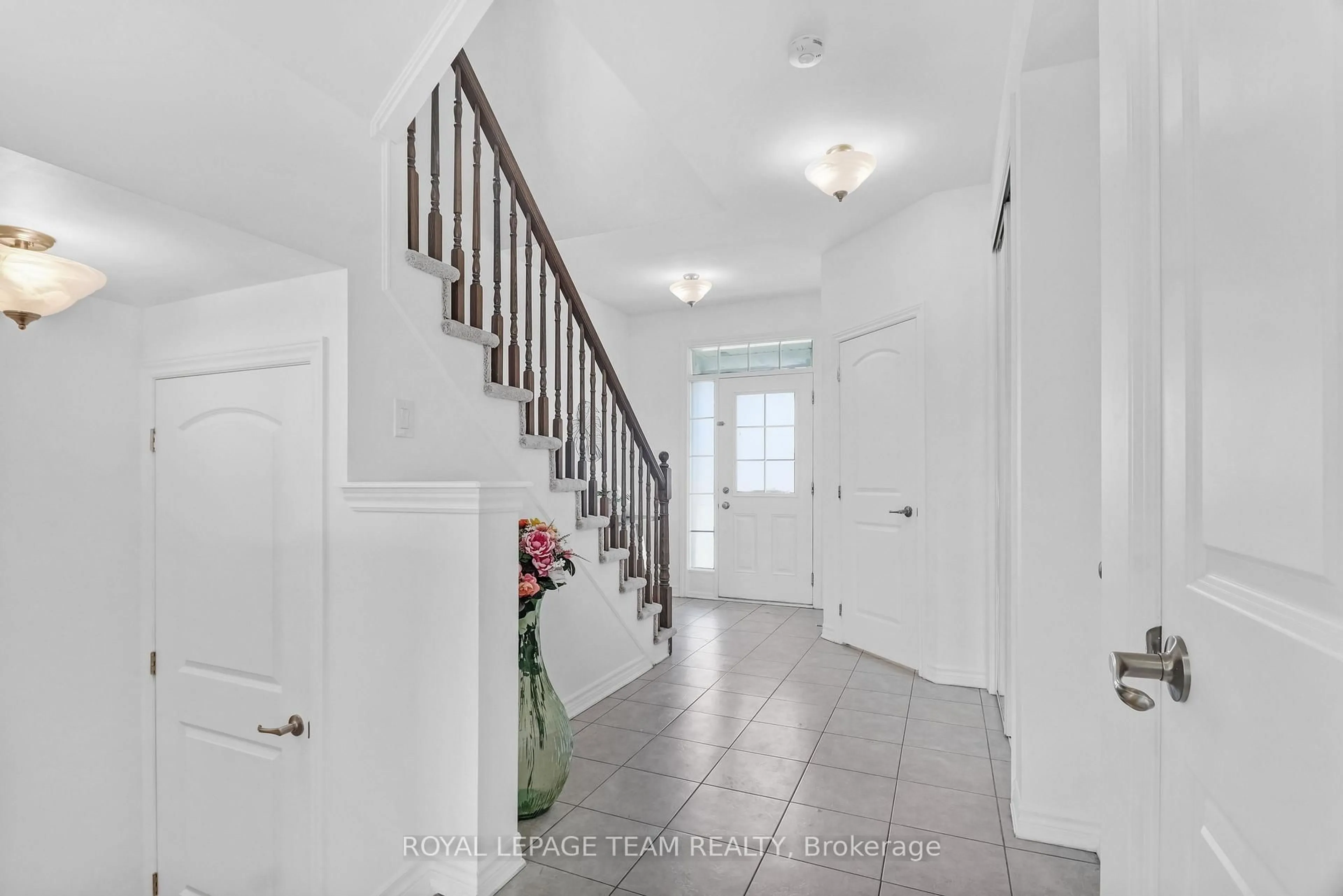 Indoor entryway for 4852 Abbott St, Stittsville Ontario K2V 0J9
