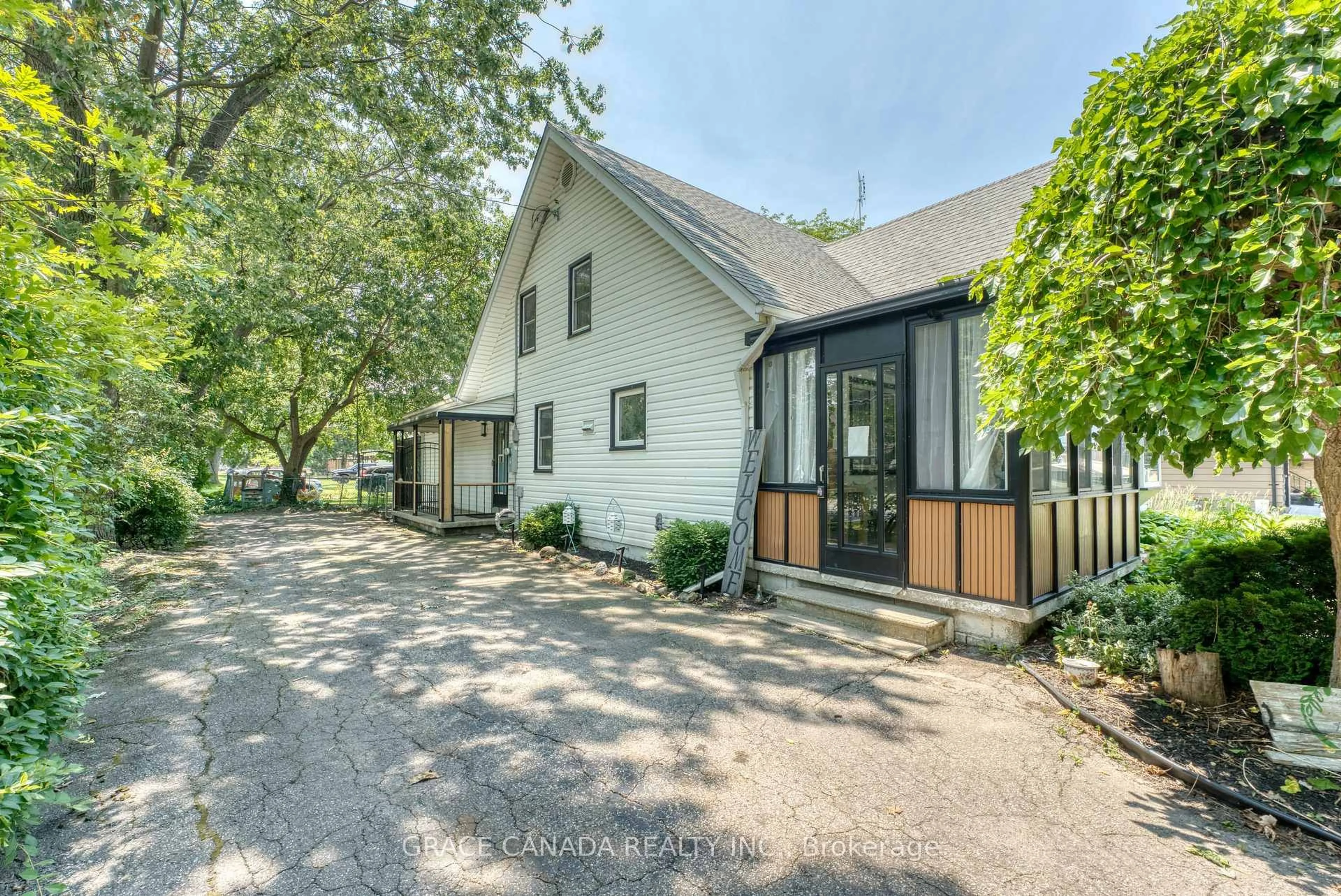 A pic from outside/outdoor area/front of a property/back of a property/a pic from drone, street for 12437 St Thomas St, Tecumseh Ontario N8N 1H7