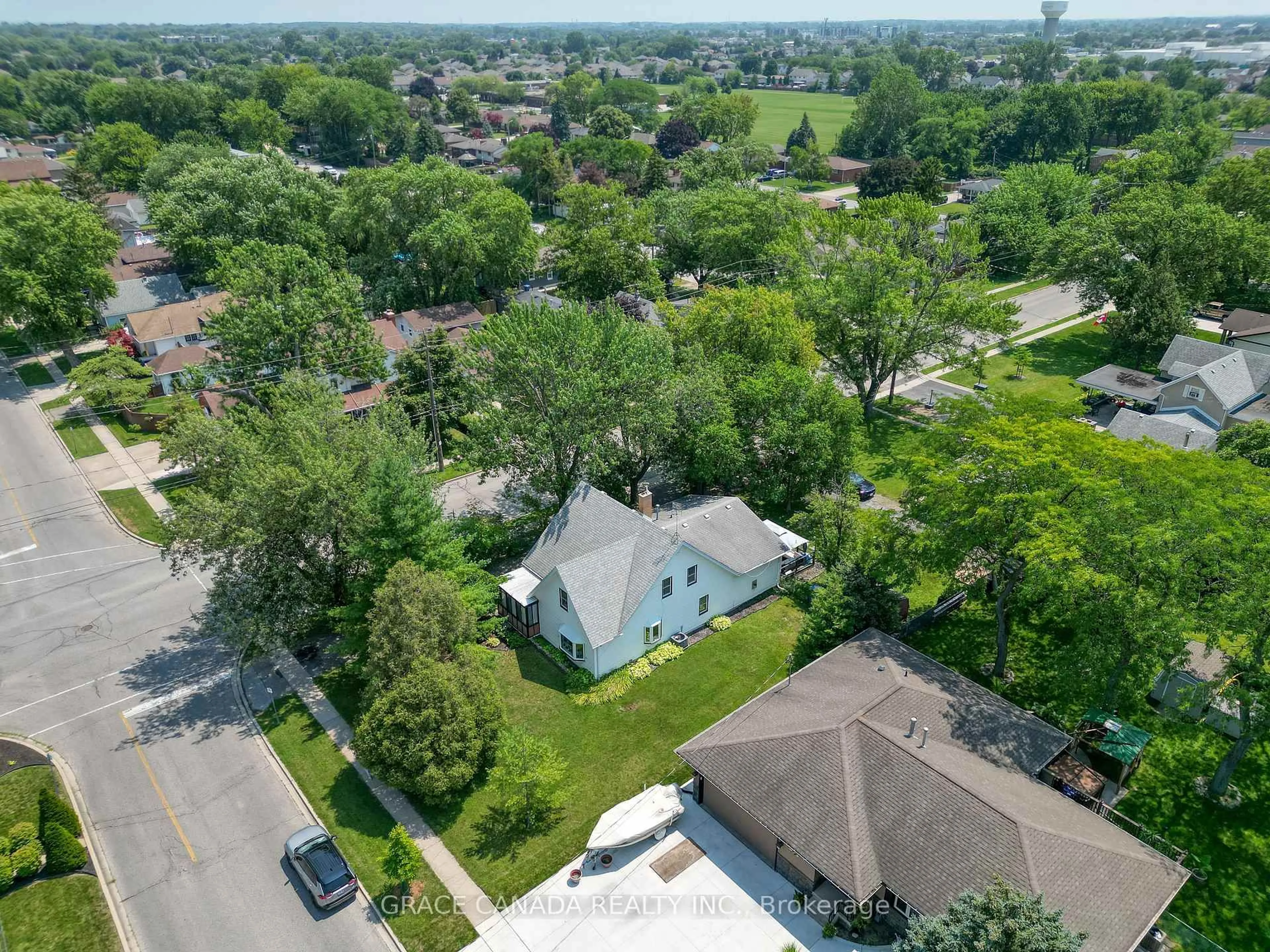 A pic from outside/outdoor area/front of a property/back of a property/a pic from drone, street for 12437 St Thomas St, Tecumseh Ontario N8N 1H7