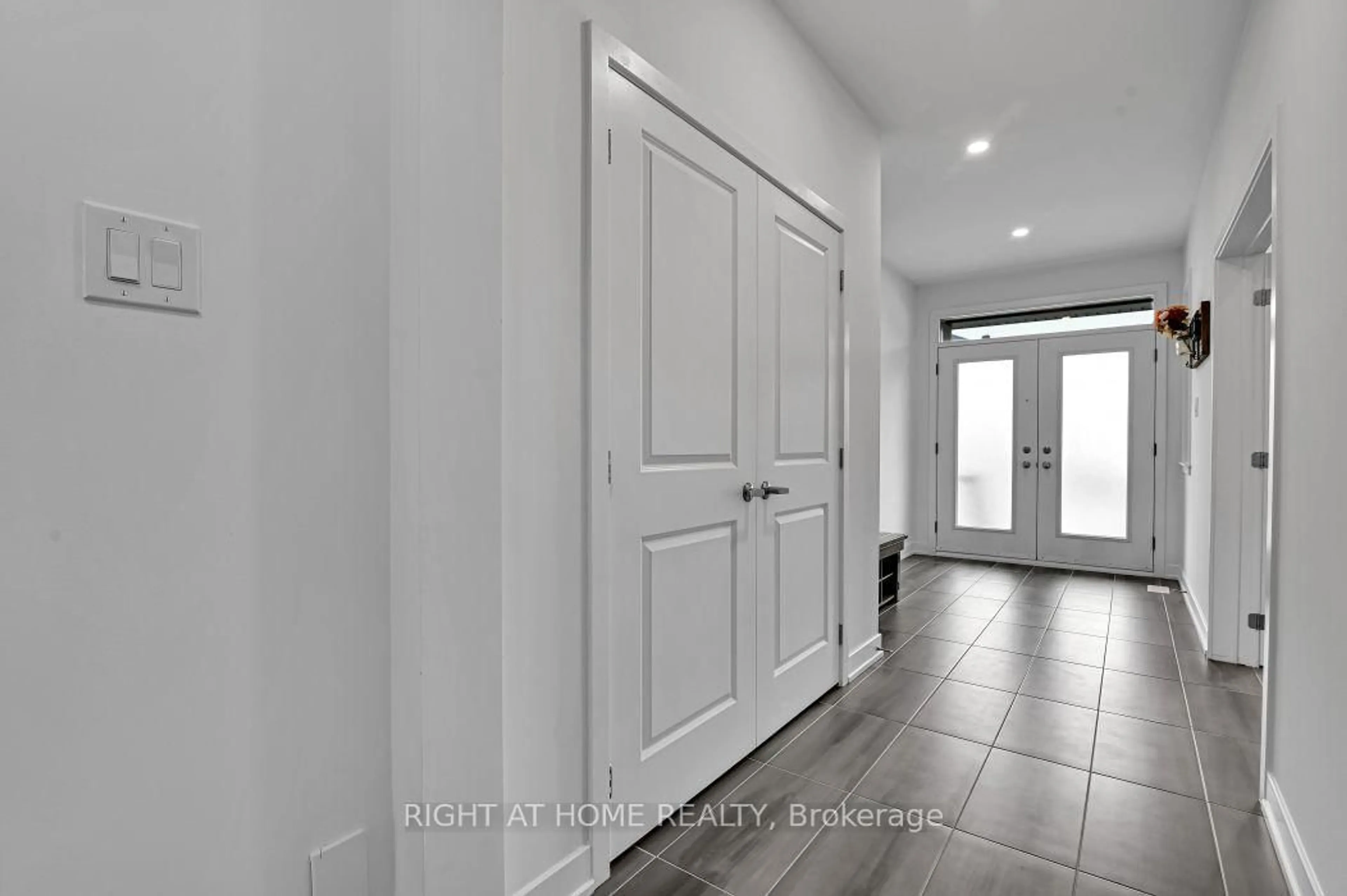 Indoor entryway for 32 Edenbridge Crt, Orleans Ontario K1W 0P1