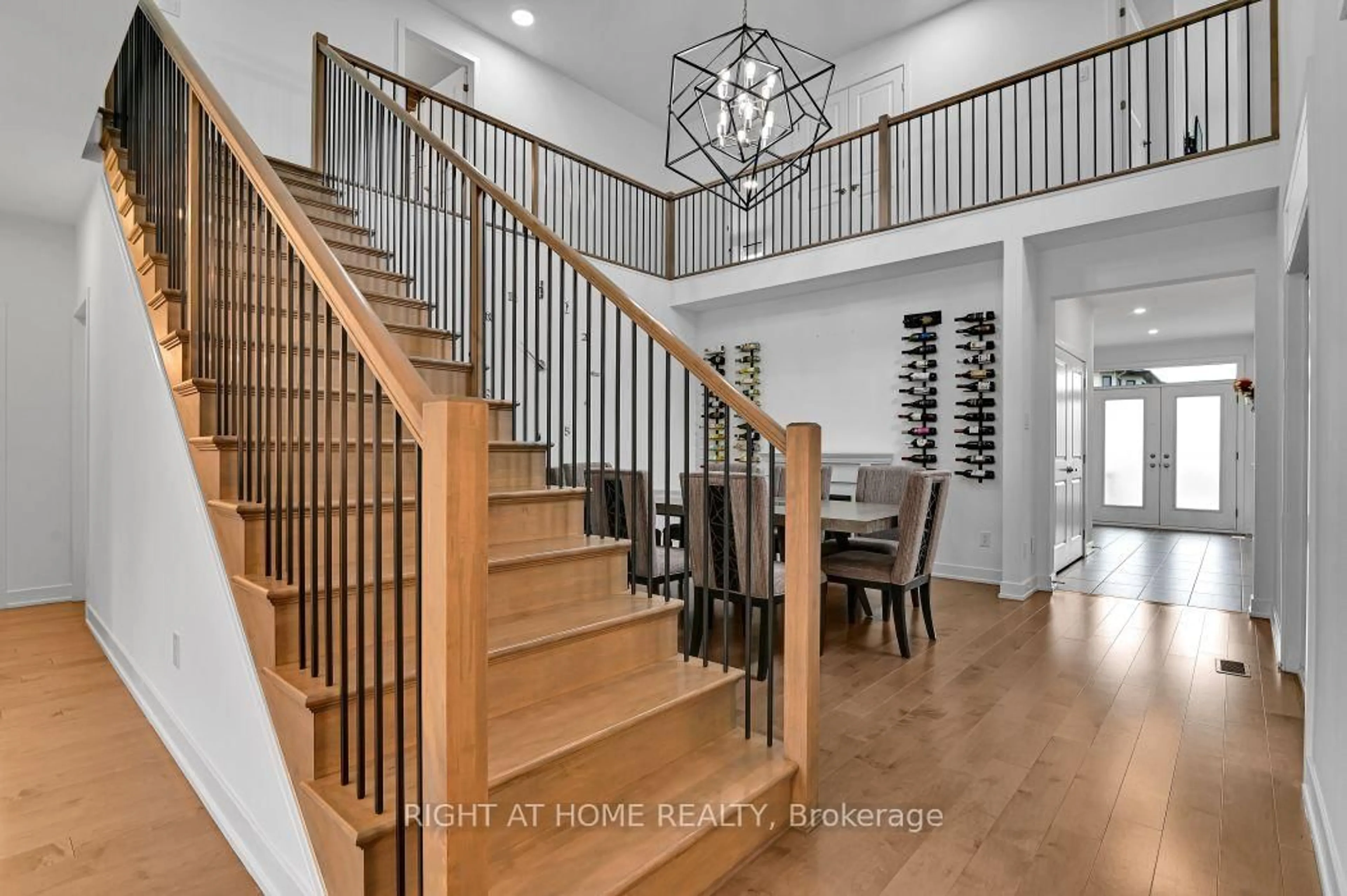 Indoor entryway for 32 Edenbridge Crt, Orleans Ontario K1W 0P1