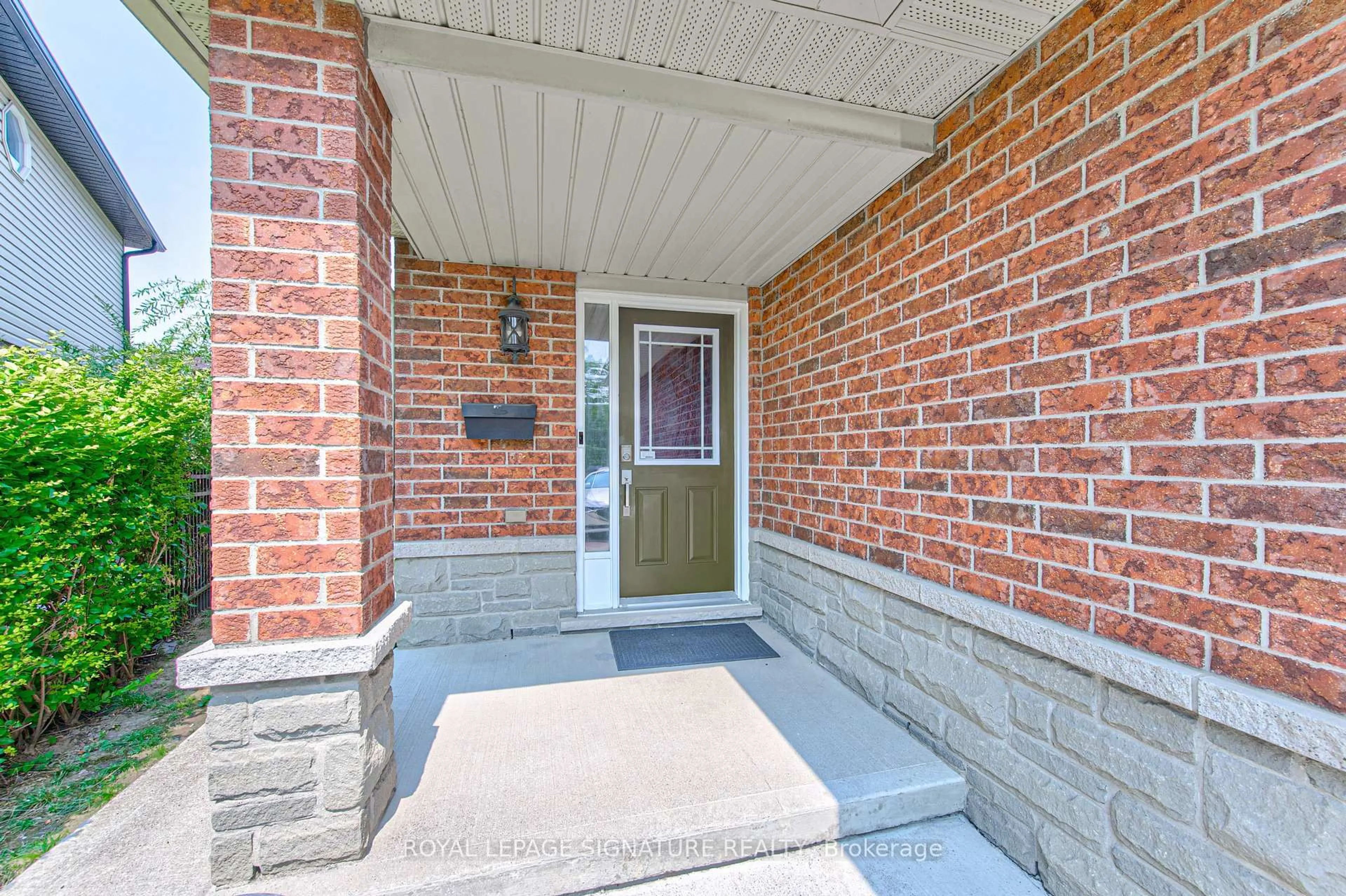 Indoor entryway for 270 Springvalley Cres, Hamilton Ontario L9C 0B4