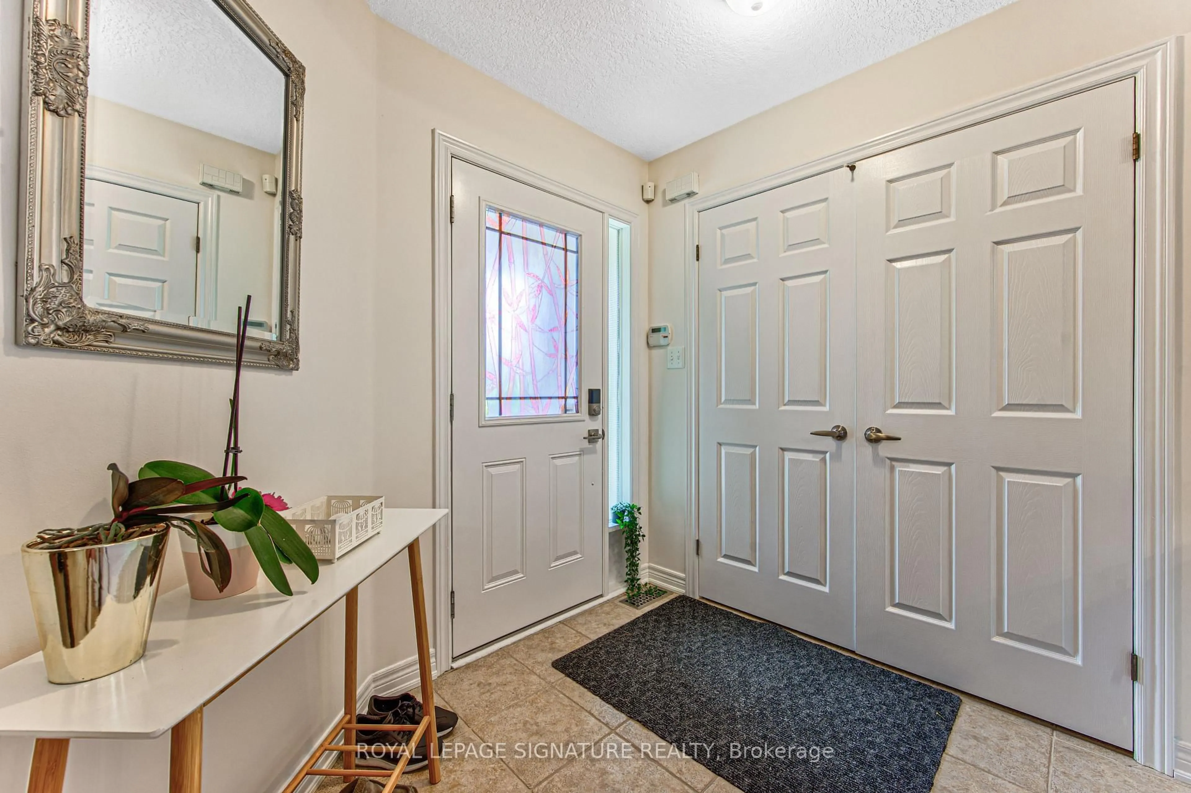 Indoor entryway for 270 Springvalley Cres, Hamilton Ontario L9C 0B4