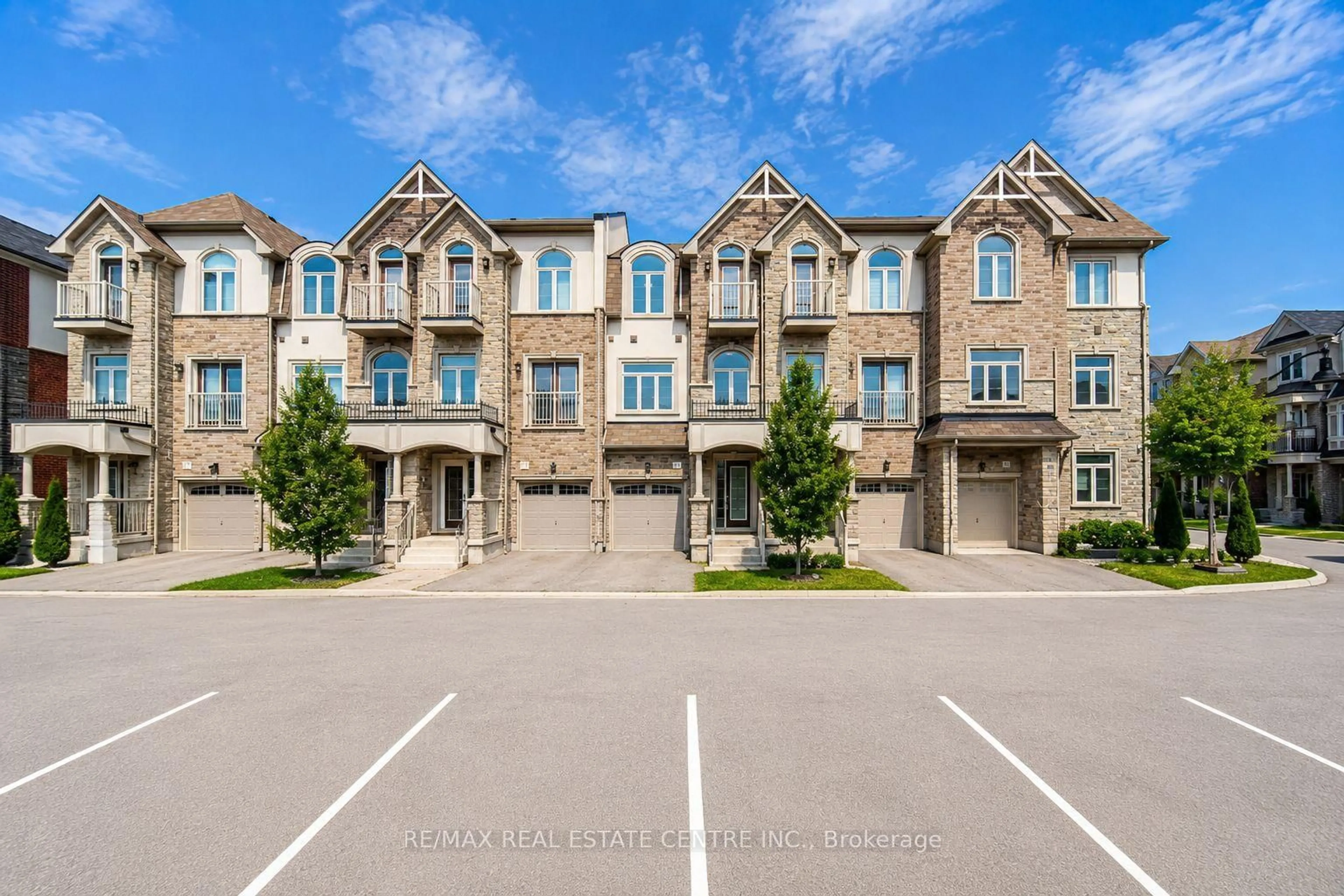 A pic from outside/outdoor area/front of a property/back of a property/a pic from drone, street for 137 Borers Creek Circ, Hamilton Ontario L8B 1W3