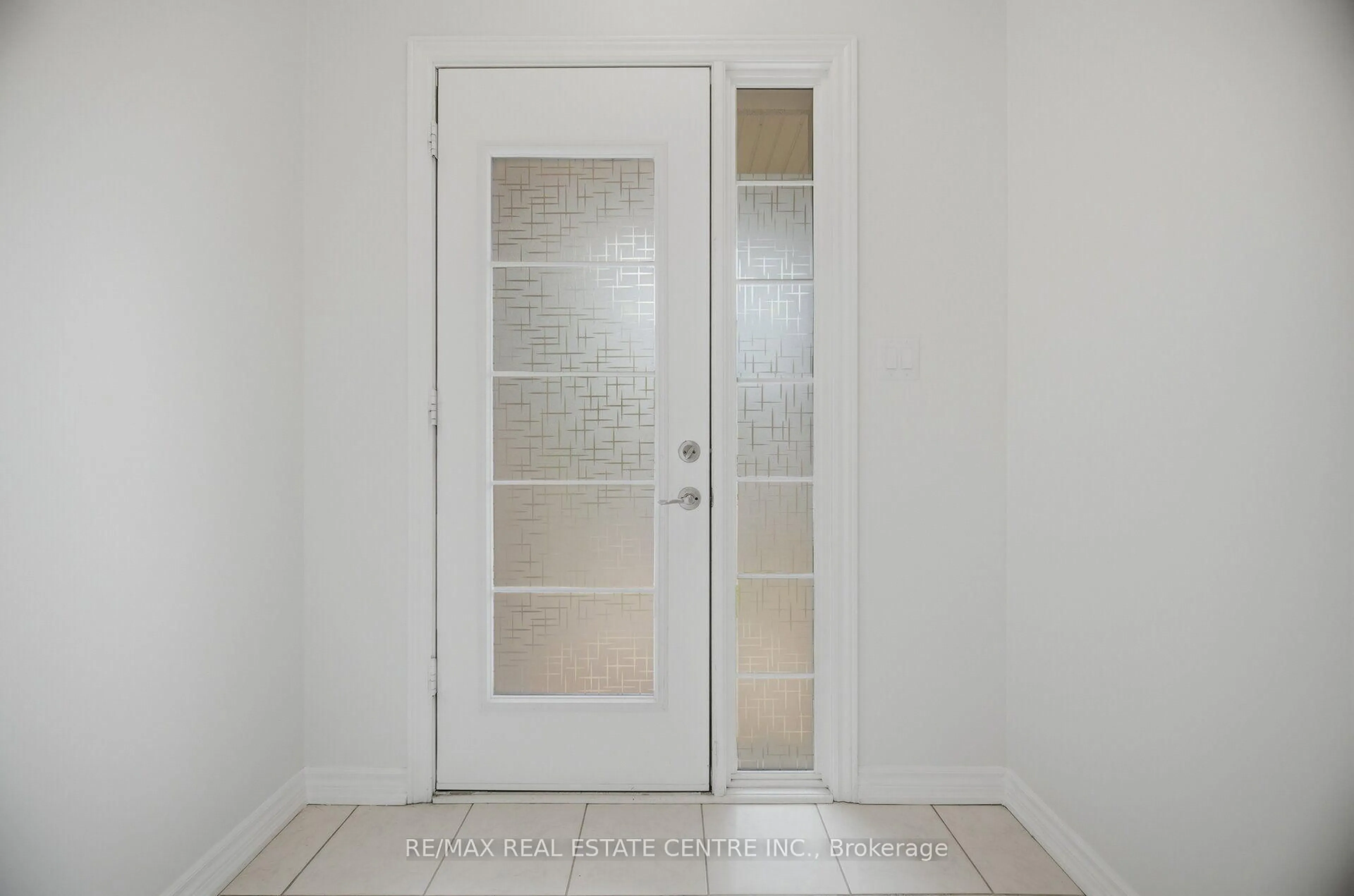 Indoor entryway for 137 Borers Creek Circ, Hamilton Ontario L8B 1W3