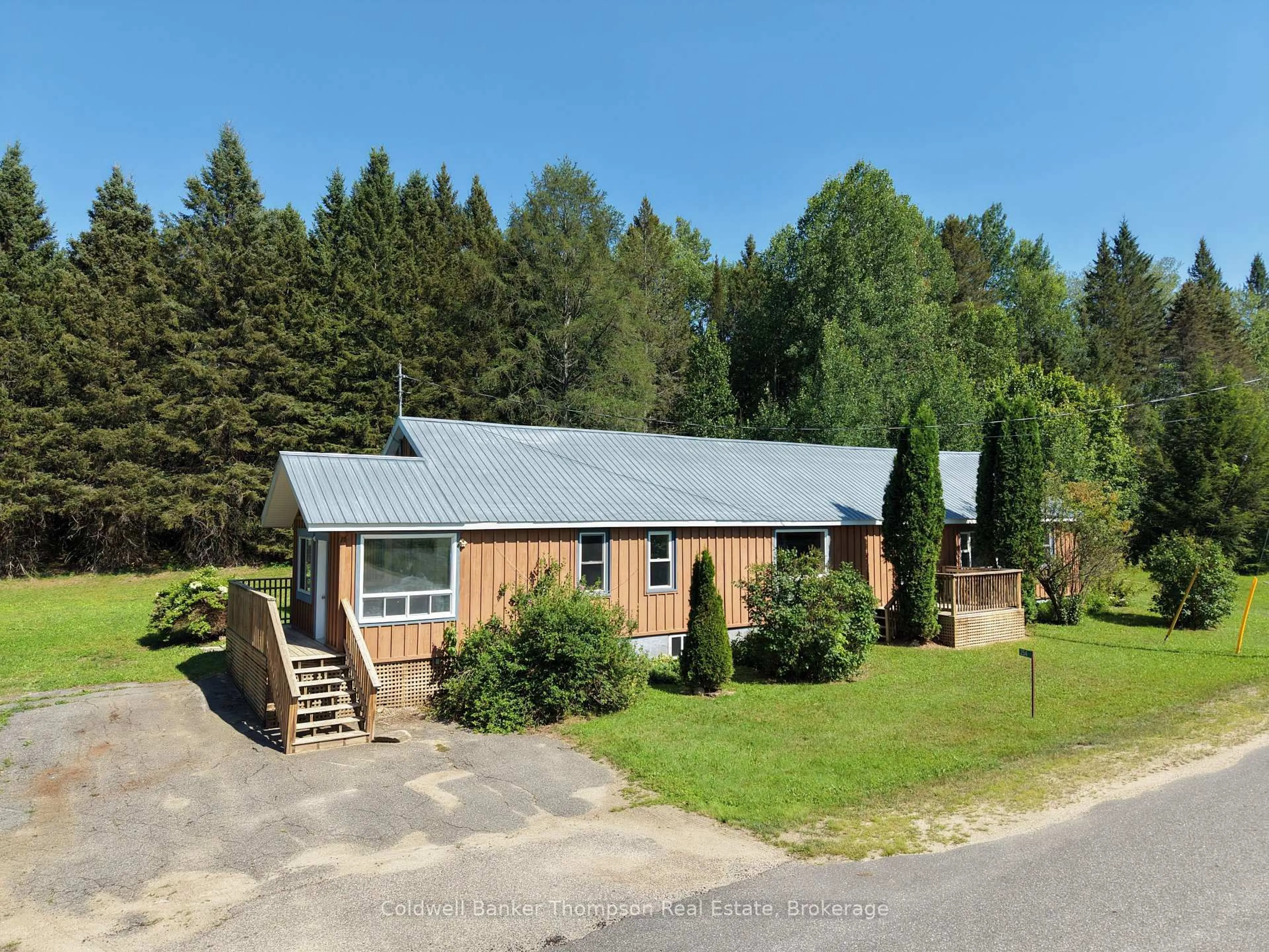 A pic from outside/outdoor area/front of a property/back of a property/a pic from drone, building for 254 Main St, Kearney Ontario P0A 1M0