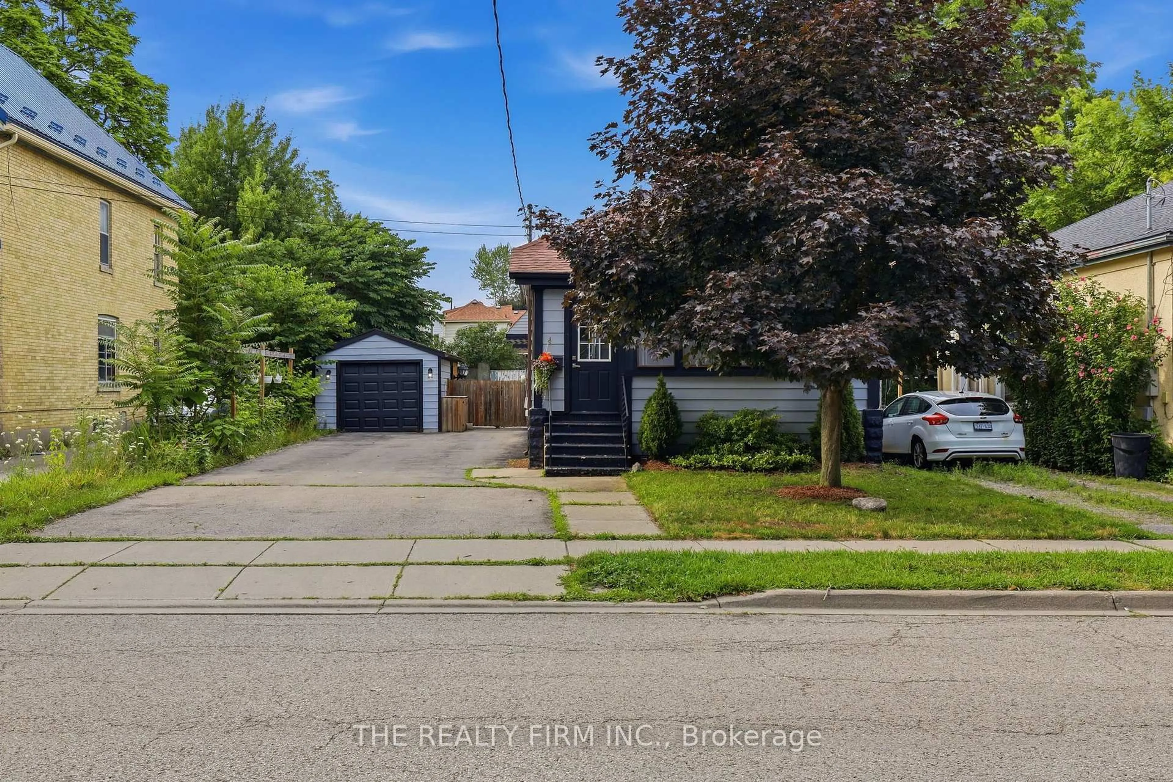 A pic from outside/outdoor area/front of a property/back of a property/a pic from drone, street for 946 Lorne Ave, London East Ontario N5W 3L1