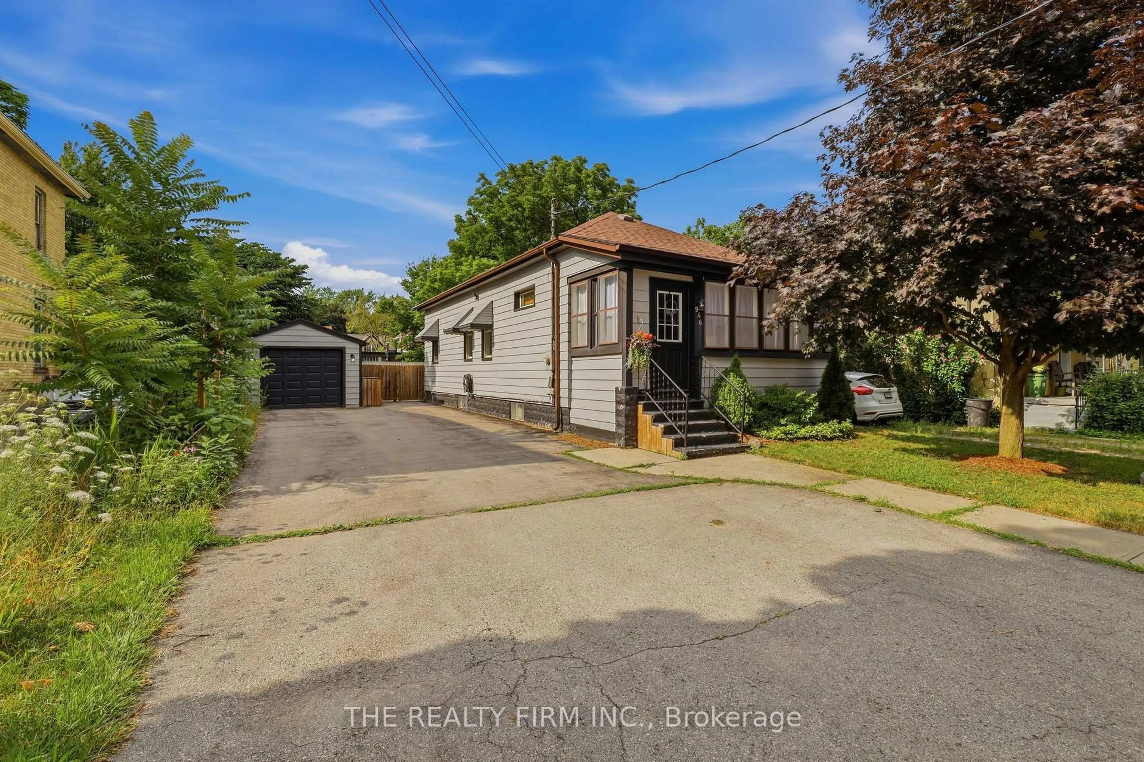 A pic from outside/outdoor area/front of a property/back of a property/a pic from drone, street for 946 Lorne Ave, London East Ontario N5W 3L1