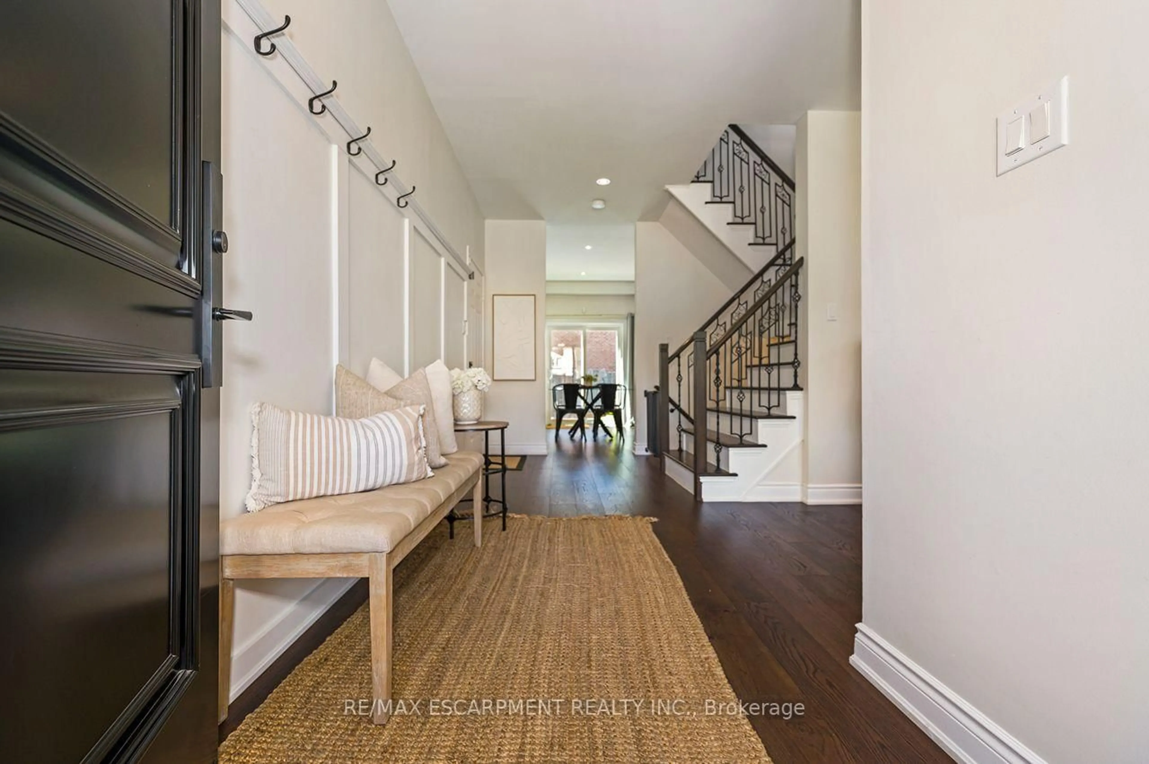 Indoor entryway for 33 Dewsbury Way, Hamilton Ontario L8E 6C2