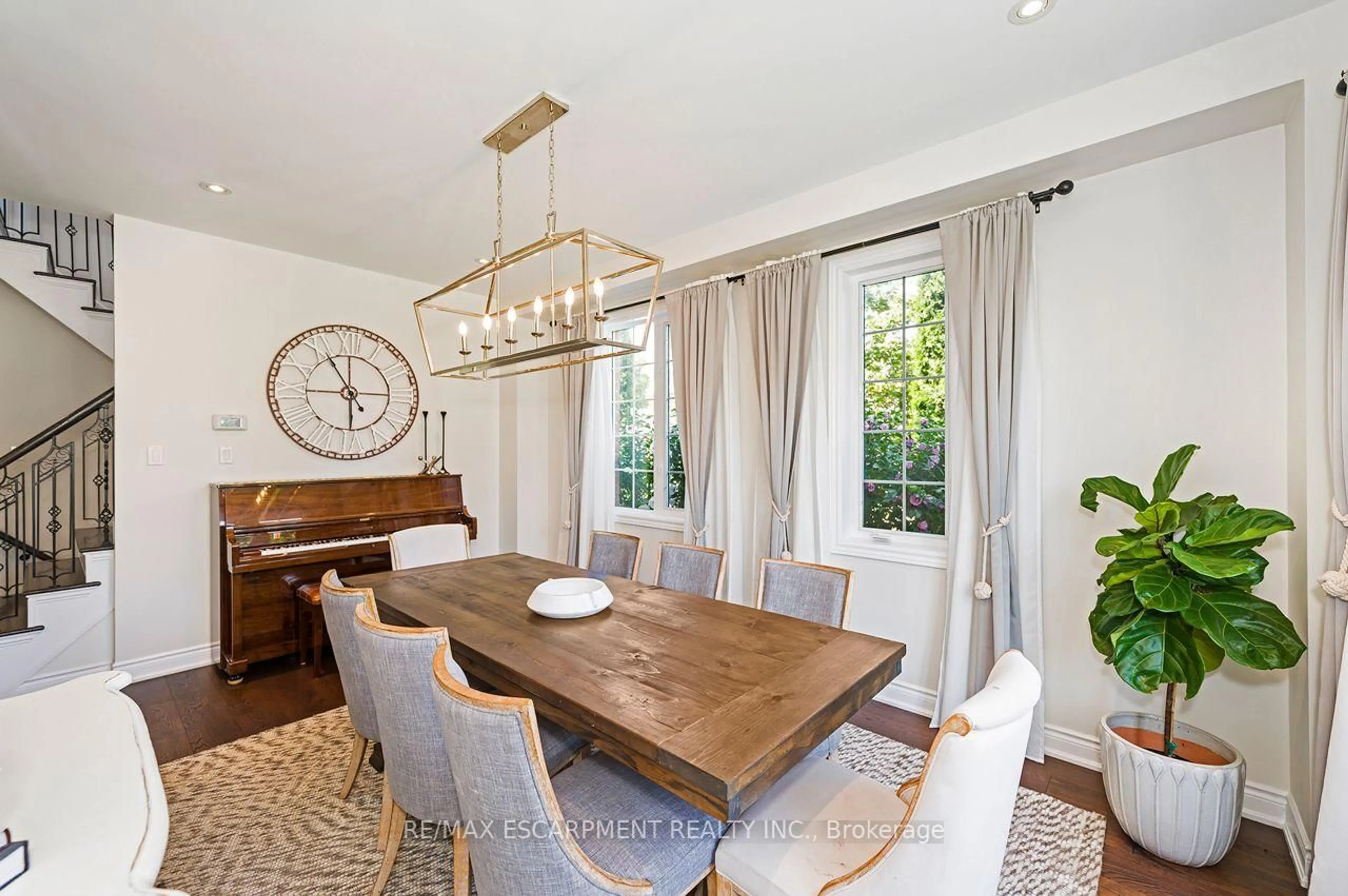 Dining room, wood/laminate floor for 33 Dewsbury Way, Hamilton Ontario L8E 6C2