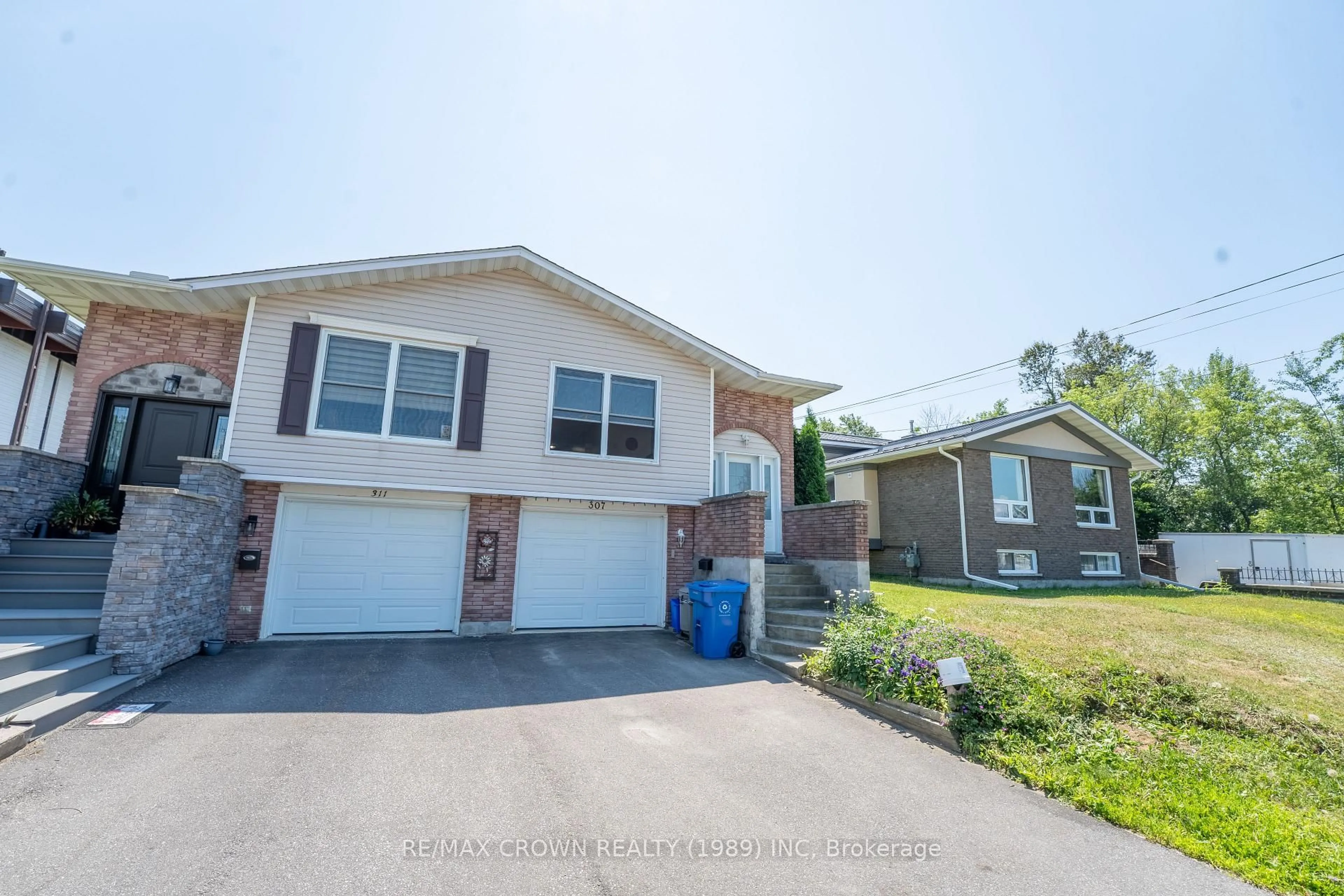Home with vinyl exterior material, street for 307 McKenzie Ave, North Bay Ontario P1B 7E3