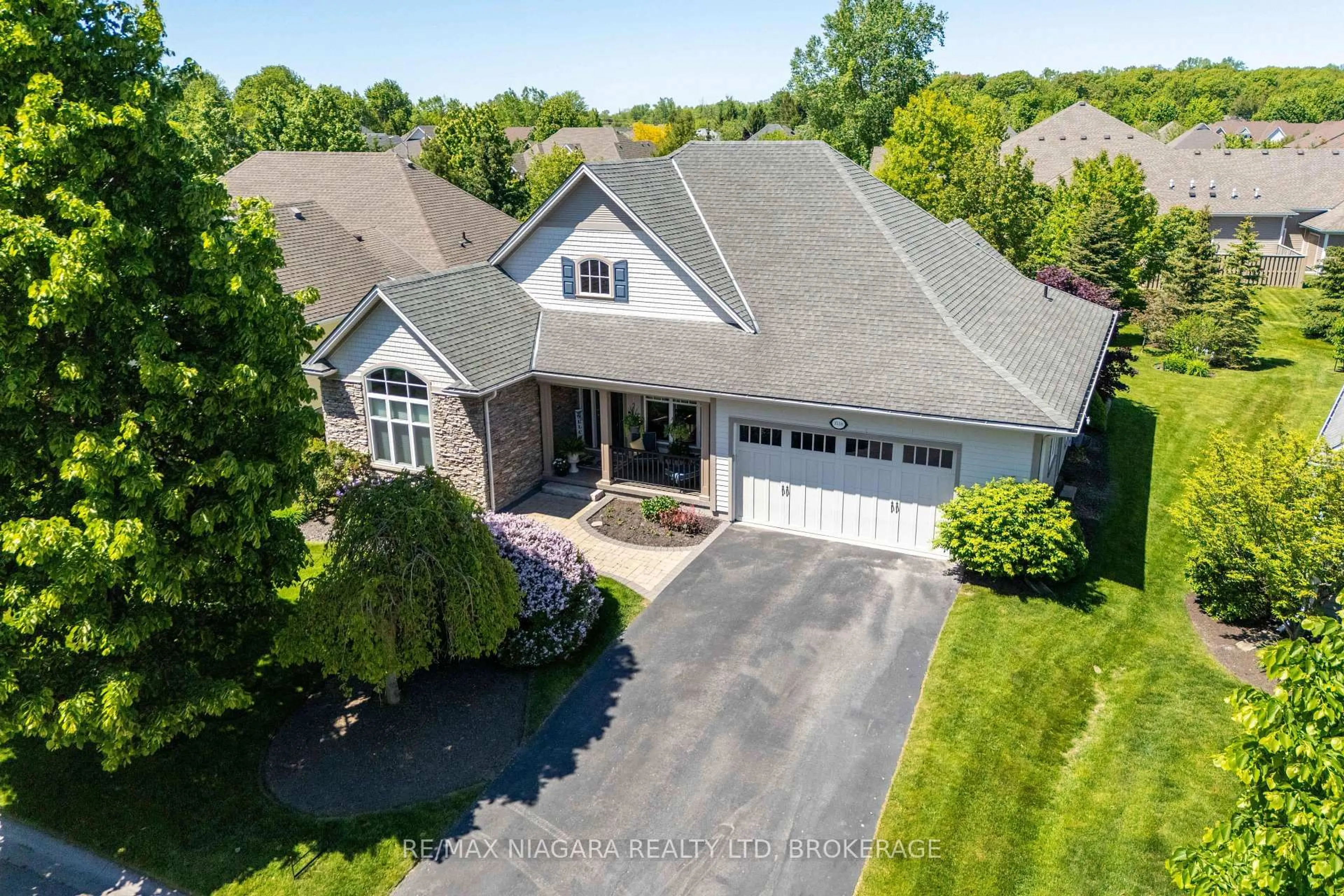 A pic from outside/outdoor area/front of a property/back of a property/a pic from drone, street for 3538 Algonquin Dr, Fort Erie Ontario L0S 1N0