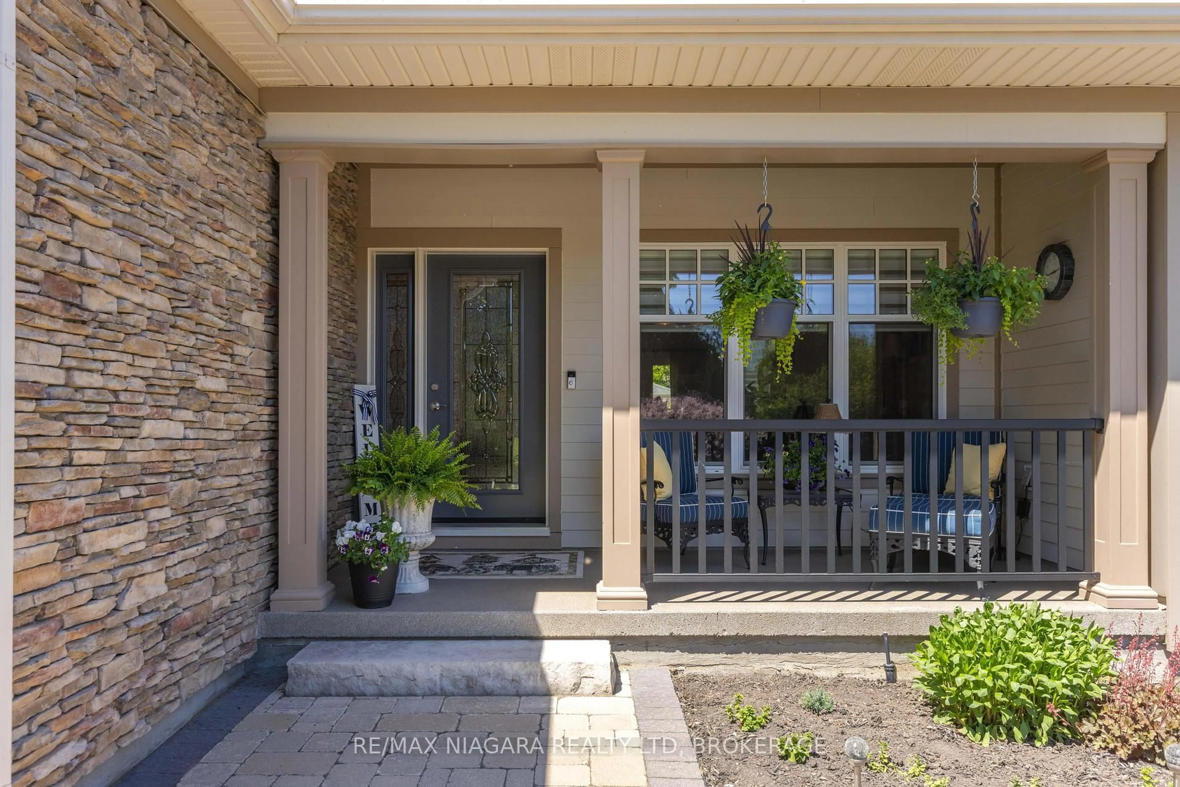 Indoor entryway for 3538 Algonquin Dr, Fort Erie Ontario L0S 1N0