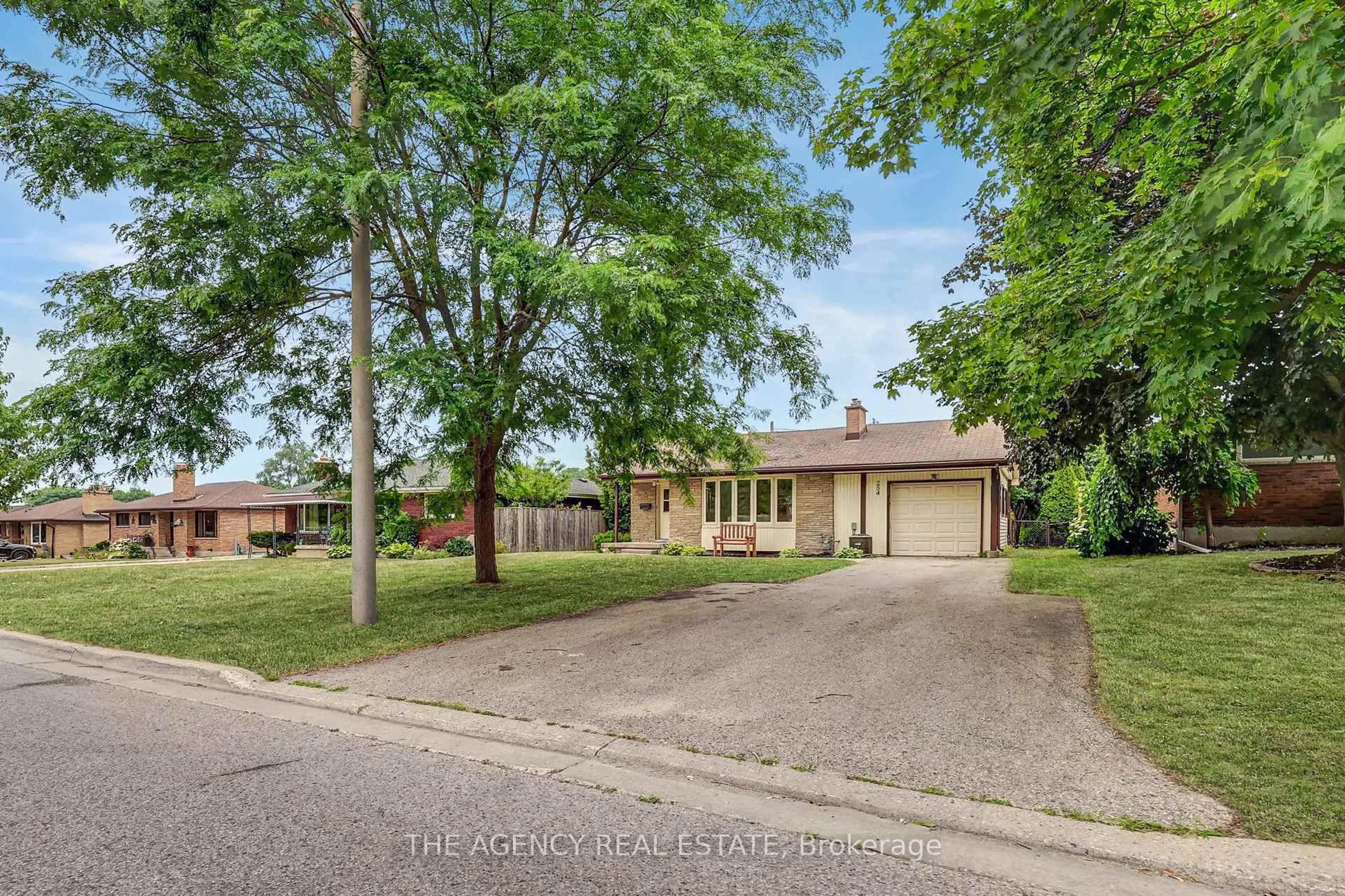 A pic from outside/outdoor area/front of a property/back of a property/a pic from drone, street for 254 King Edward Ave, London South Ontario N5Z 3T7