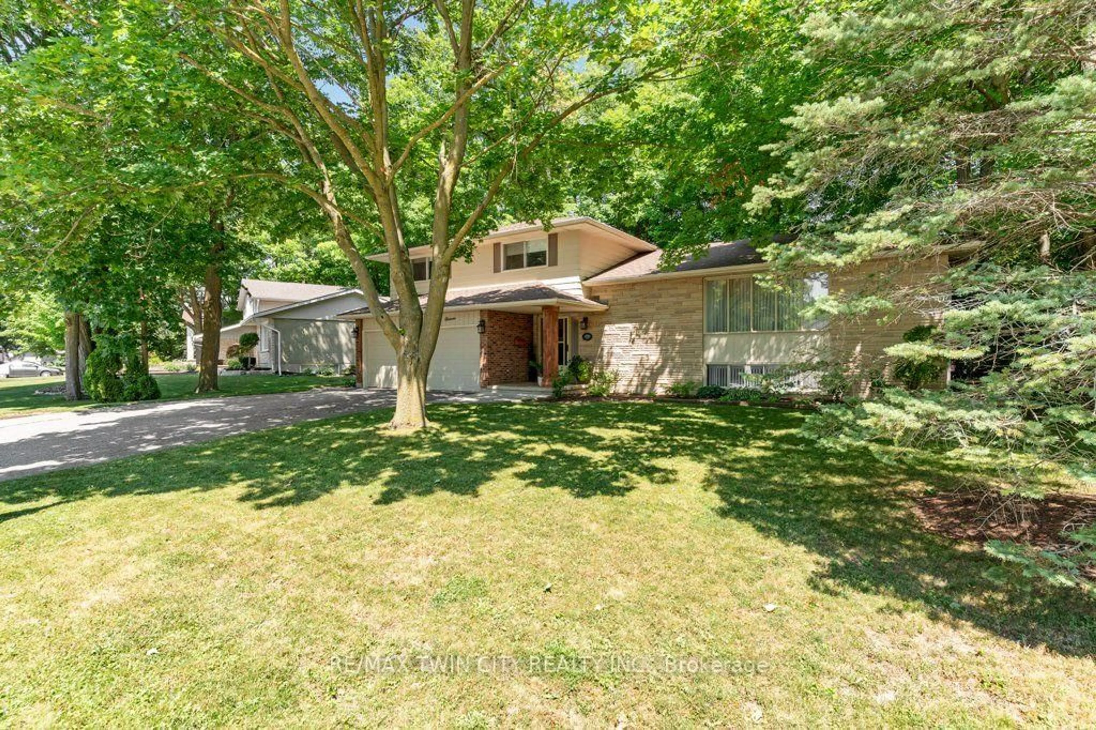 A pic from outside/outdoor area/front of a property/back of a property/a pic from drone, street for 11 Grey Owl Dr, Woolwich Ontario N3B 1S4