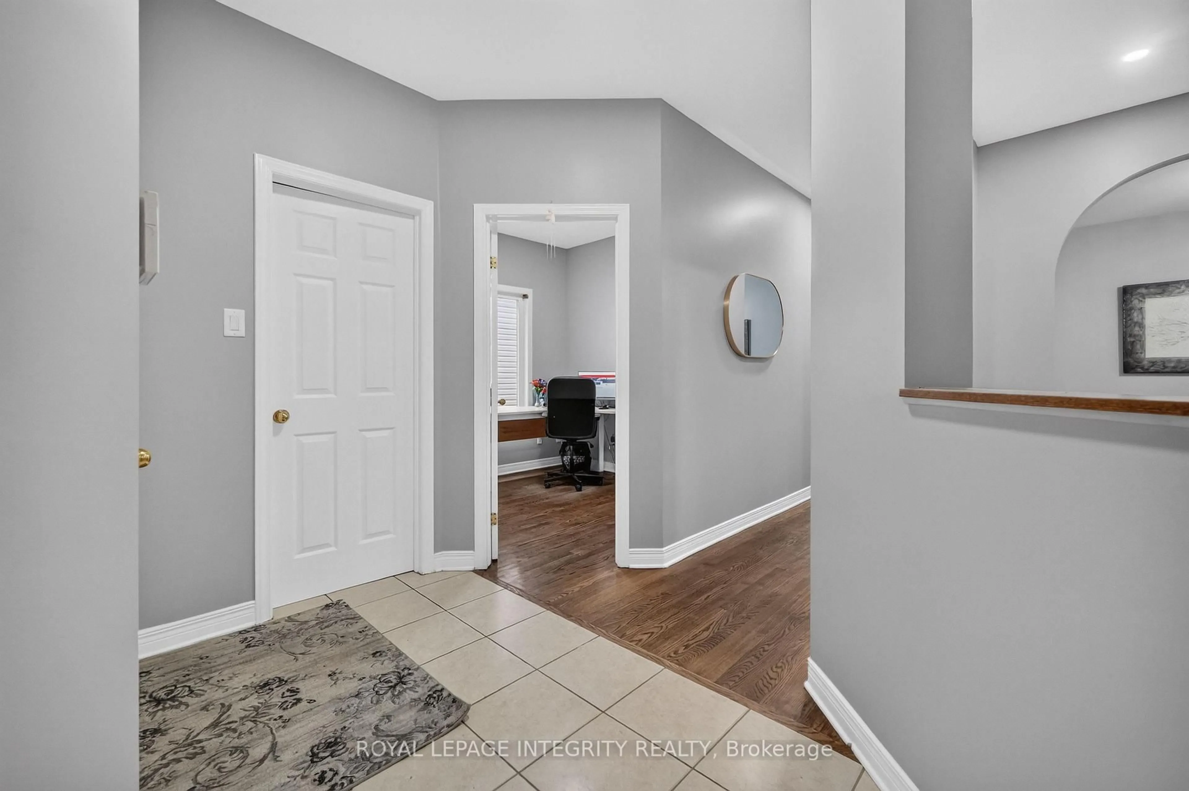 Indoor entryway for 29 Nortoba Cres, Ottawa Ontario K2T 1G9