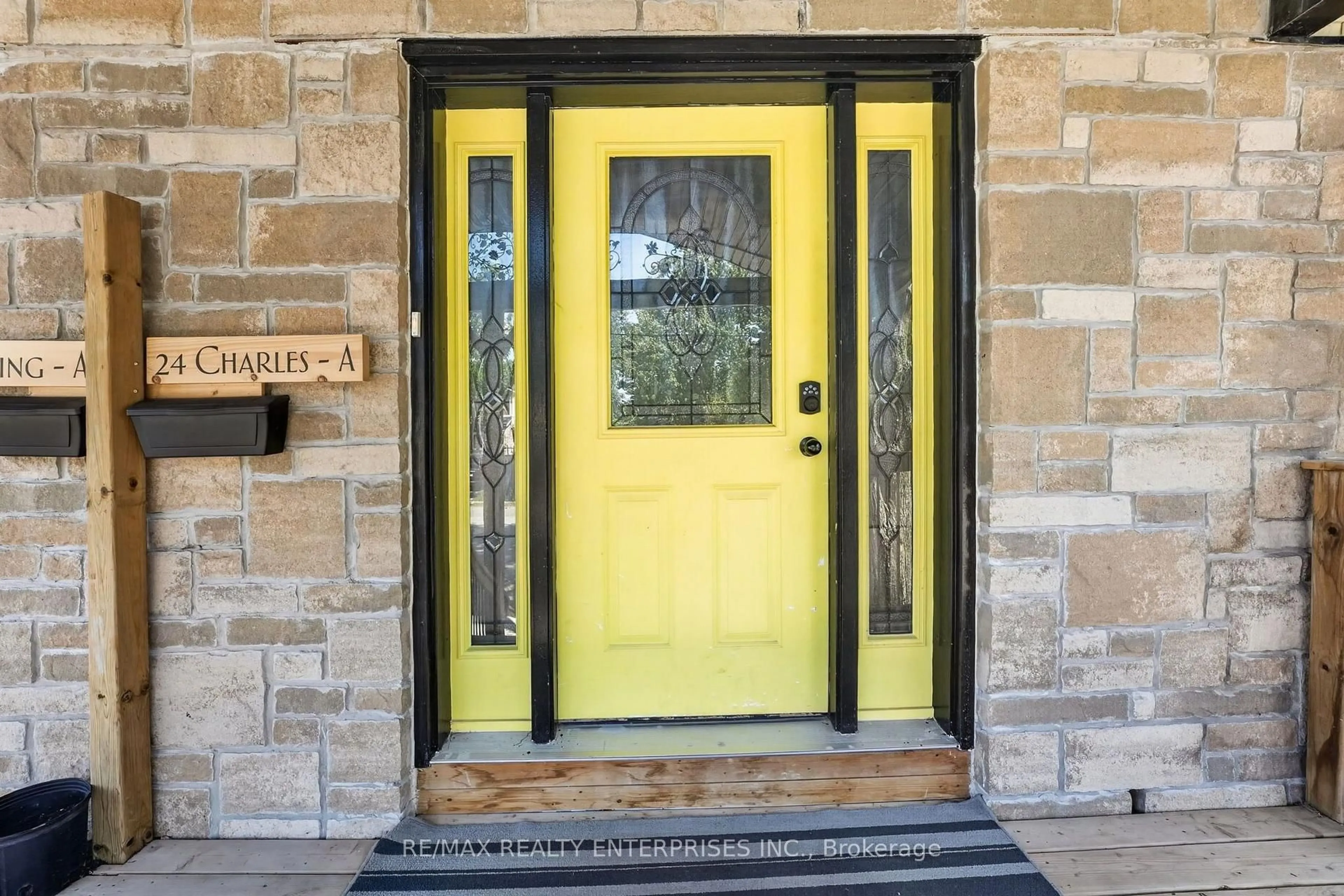 Indoor entryway for 664 King St, Port Colborne Ontario L3K 4H8