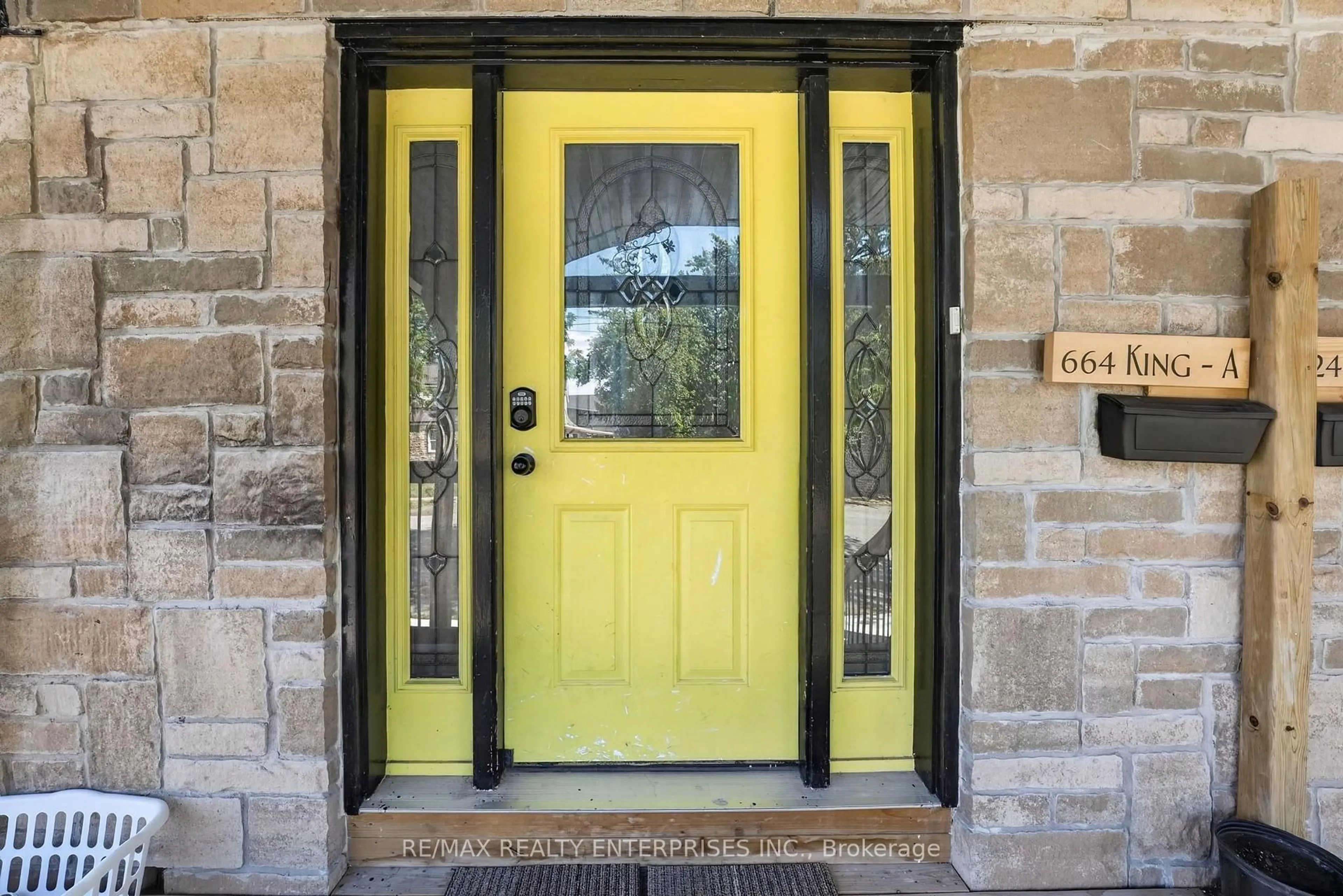 Indoor entryway for 664 King St, Port Colborne Ontario L3K 4H8