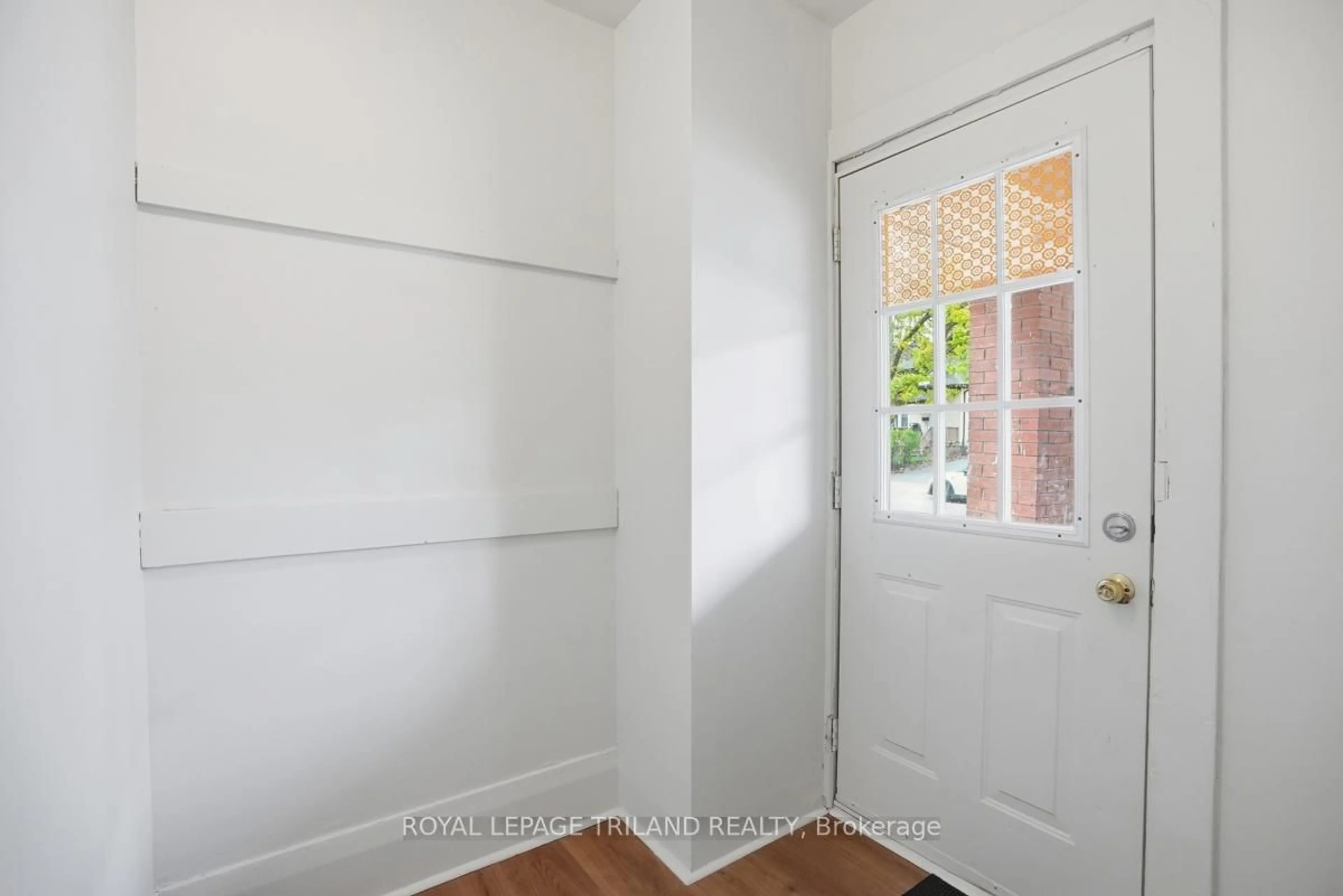 Indoor entryway for 98 Cartwright St, London East Ontario N6B 2W7