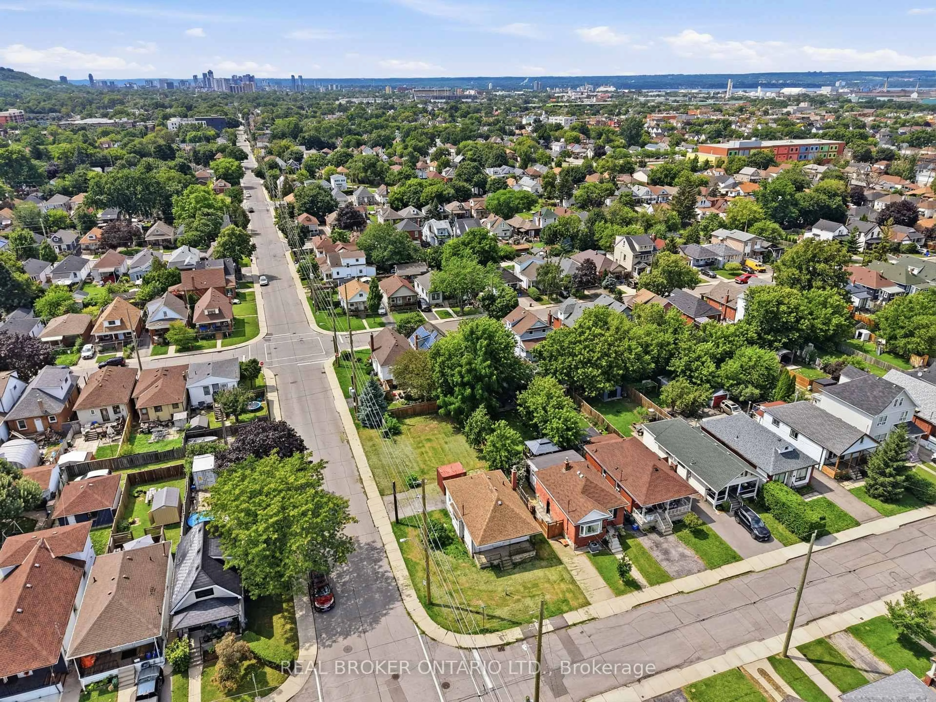 A pic from outside/outdoor area/front of a property/back of a property/a pic from drone, street for 67 Huxley Ave, Hamilton Ontario L8H 4P3