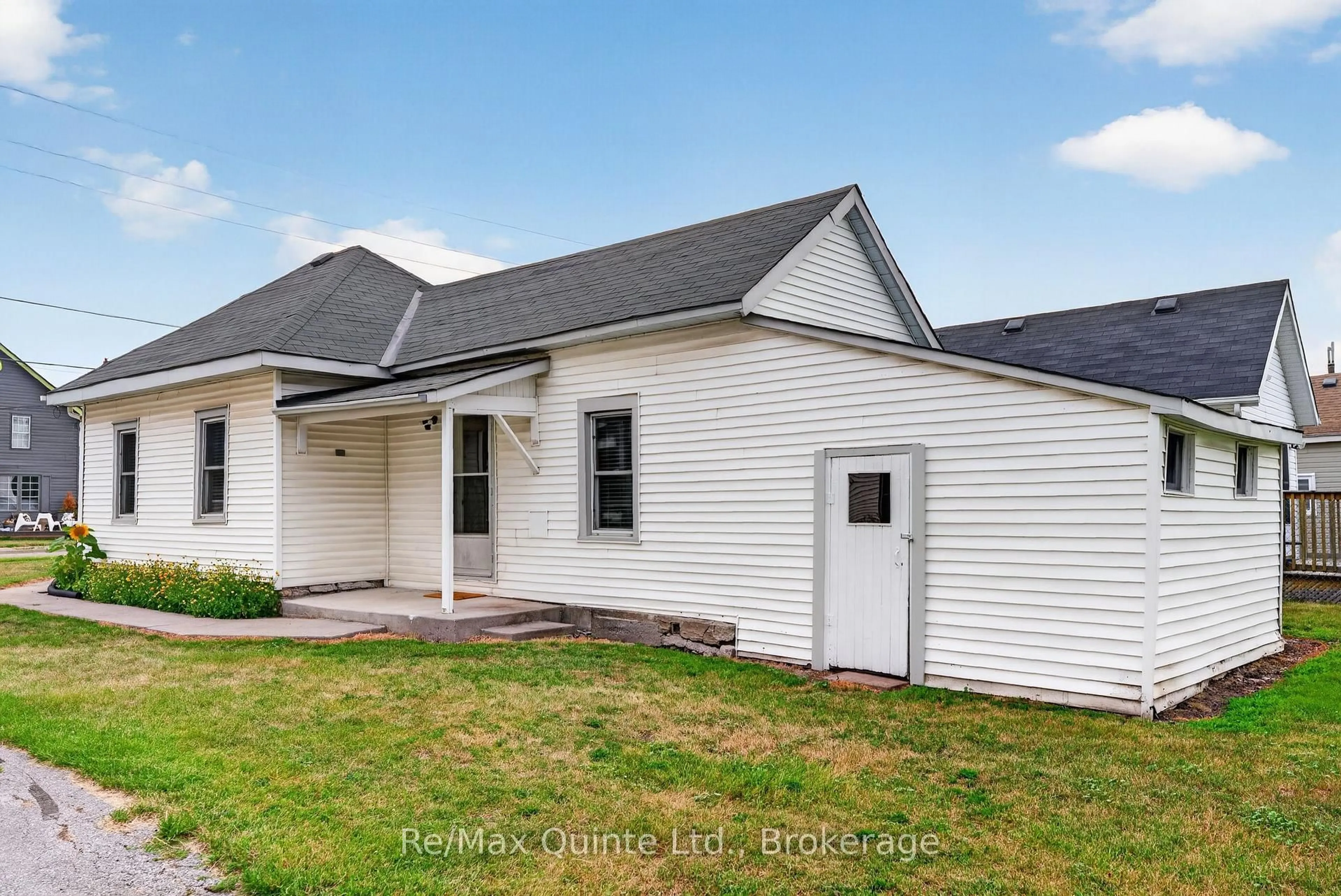 Home with vinyl exterior material, building for 55 George St, Belleville Ontario K8N 3G7