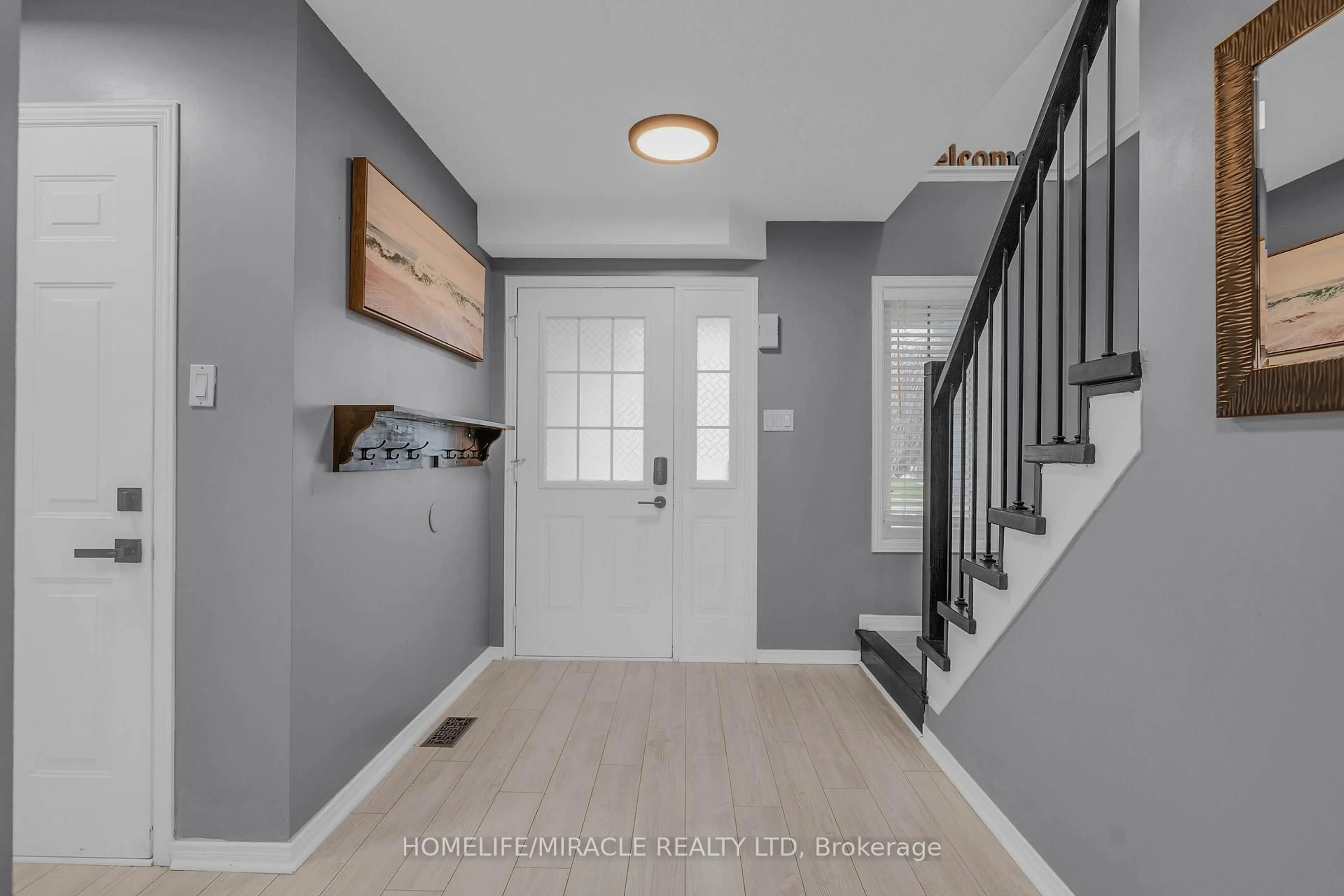 Indoor entryway for 572 Simon St, Shelburne Ontario L9V 3P6