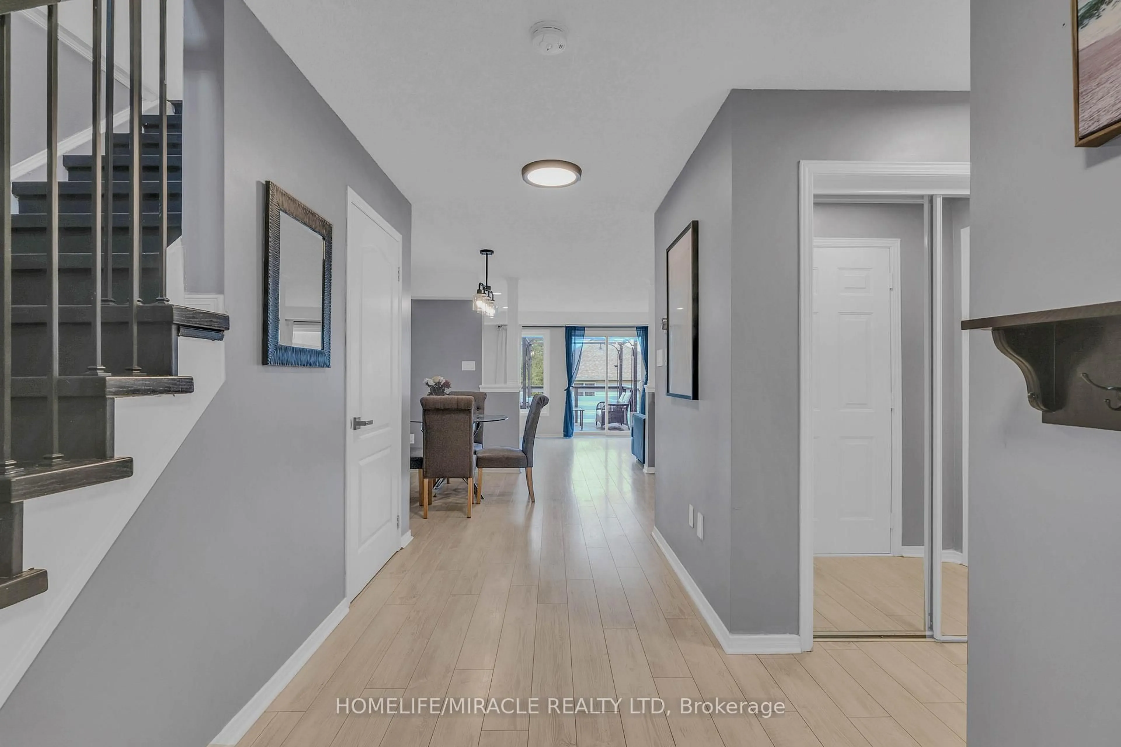 Indoor entryway for 572 Simon St, Shelburne Ontario L9V 3P6