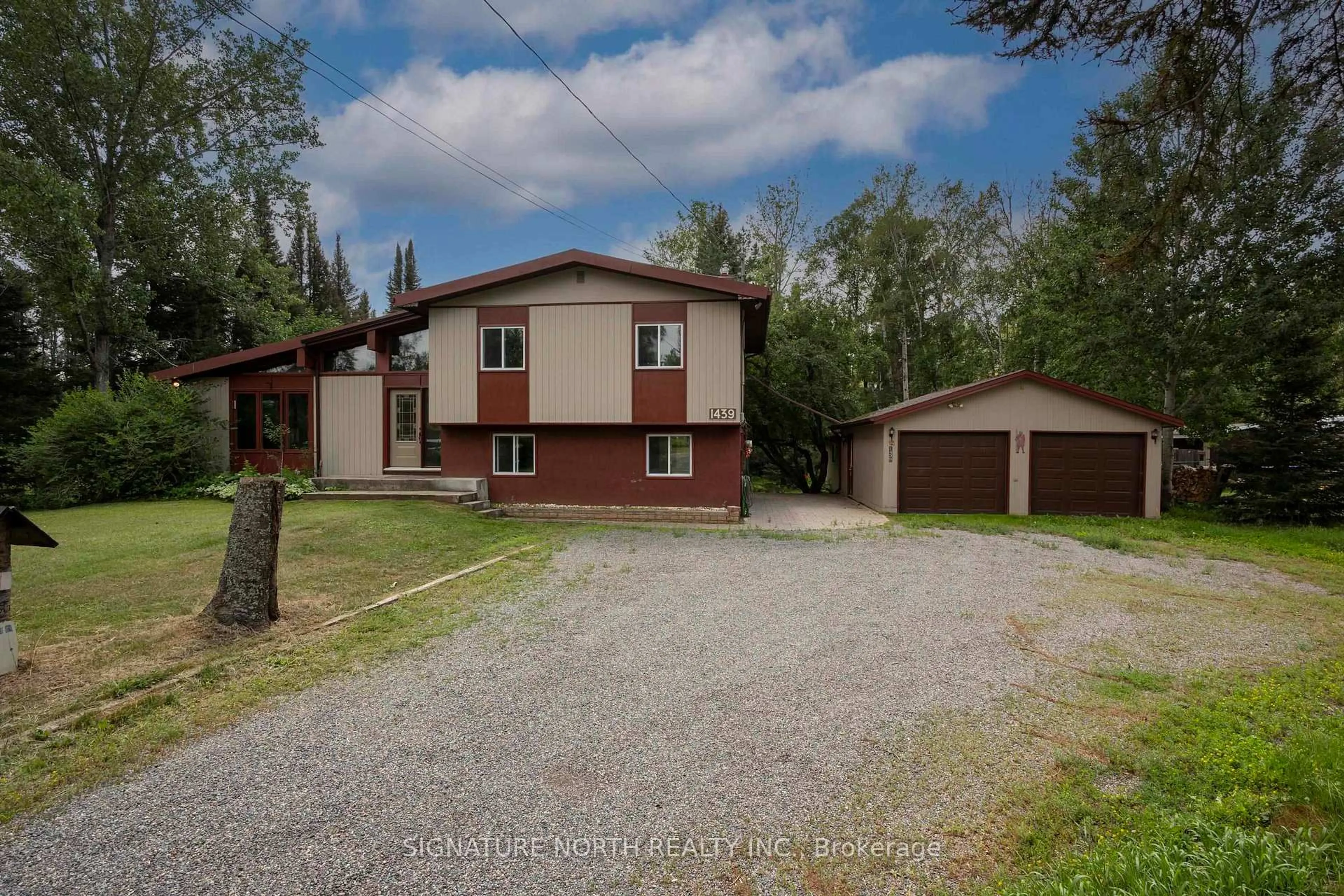 A pic from outside/outdoor area/front of a property/back of a property/a pic from drone, unknown for 1439 Louis St, Thunder Bay Ontario P7G 1J6