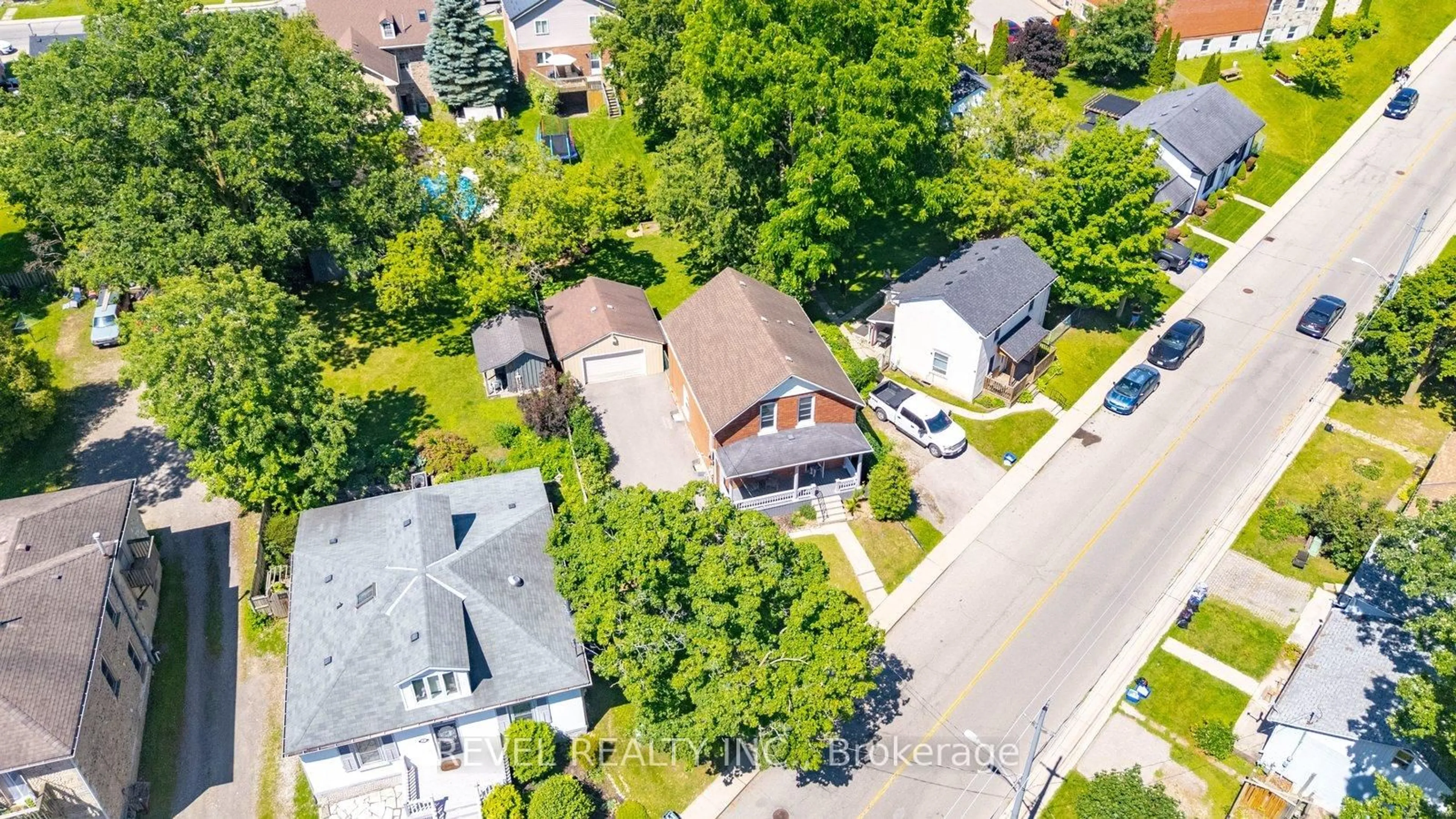 A pic from outside/outdoor area/front of a property/back of a property/a pic from drone, street for 73 Grand River St, Brant Ontario N3L 2B5