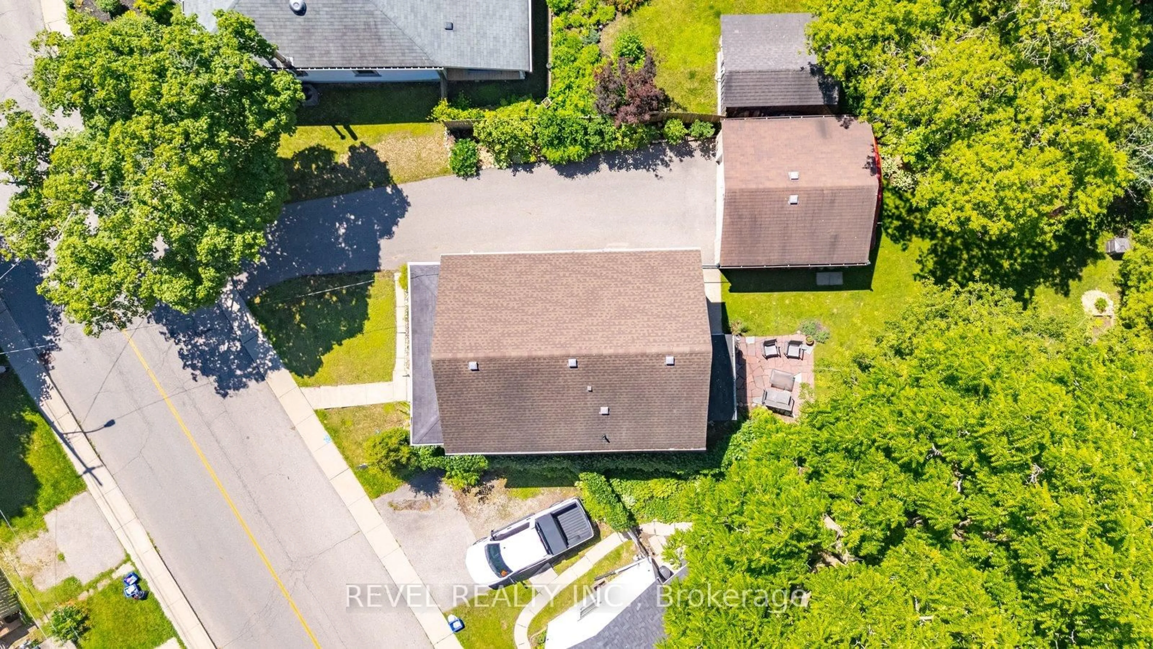 A pic from outside/outdoor area/front of a property/back of a property/a pic from drone, street for 73 Grand River St, Brant Ontario N3L 2B5