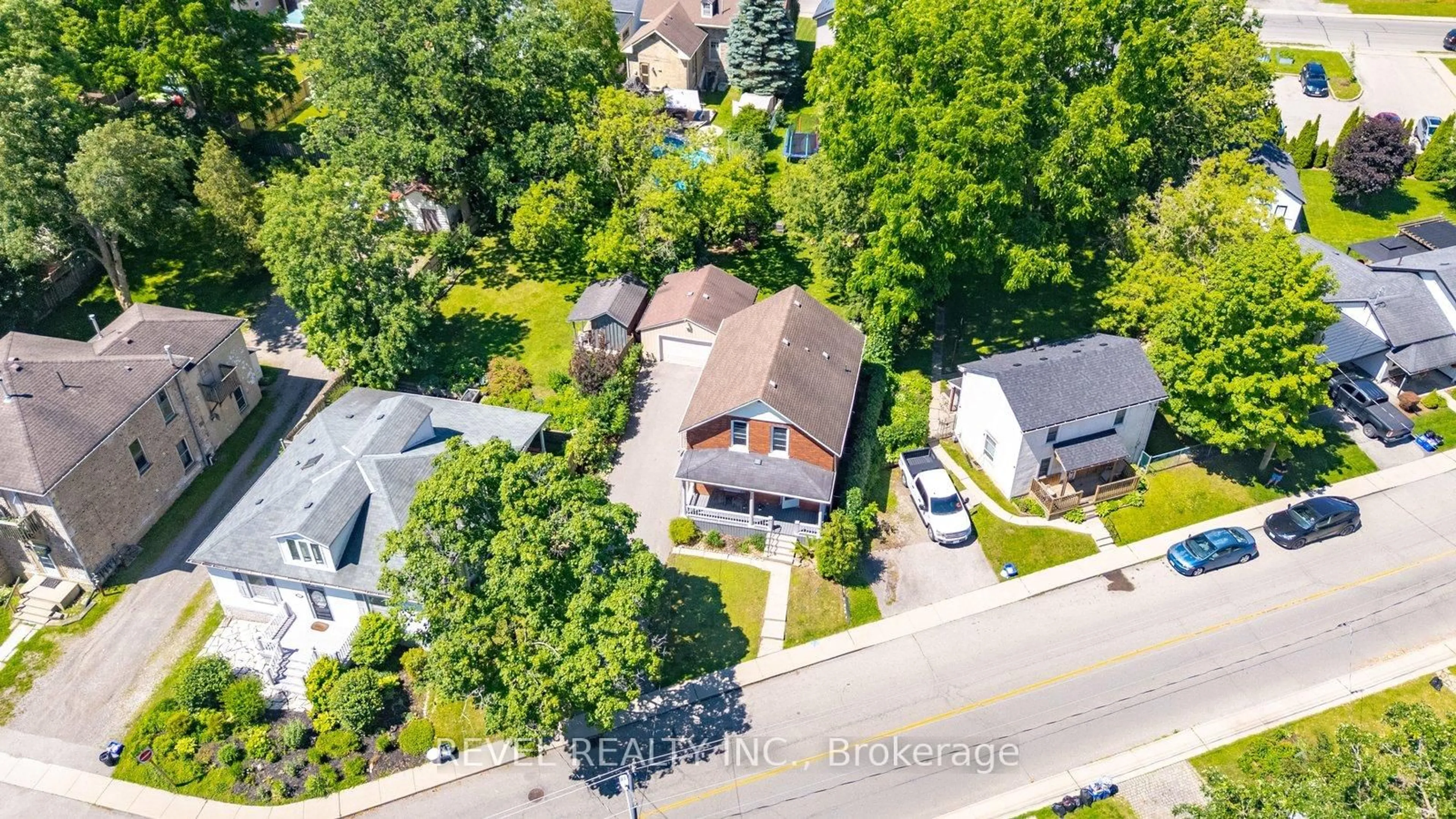 A pic from outside/outdoor area/front of a property/back of a property/a pic from drone, street for 73 Grand River St, Brant Ontario N3L 2B5