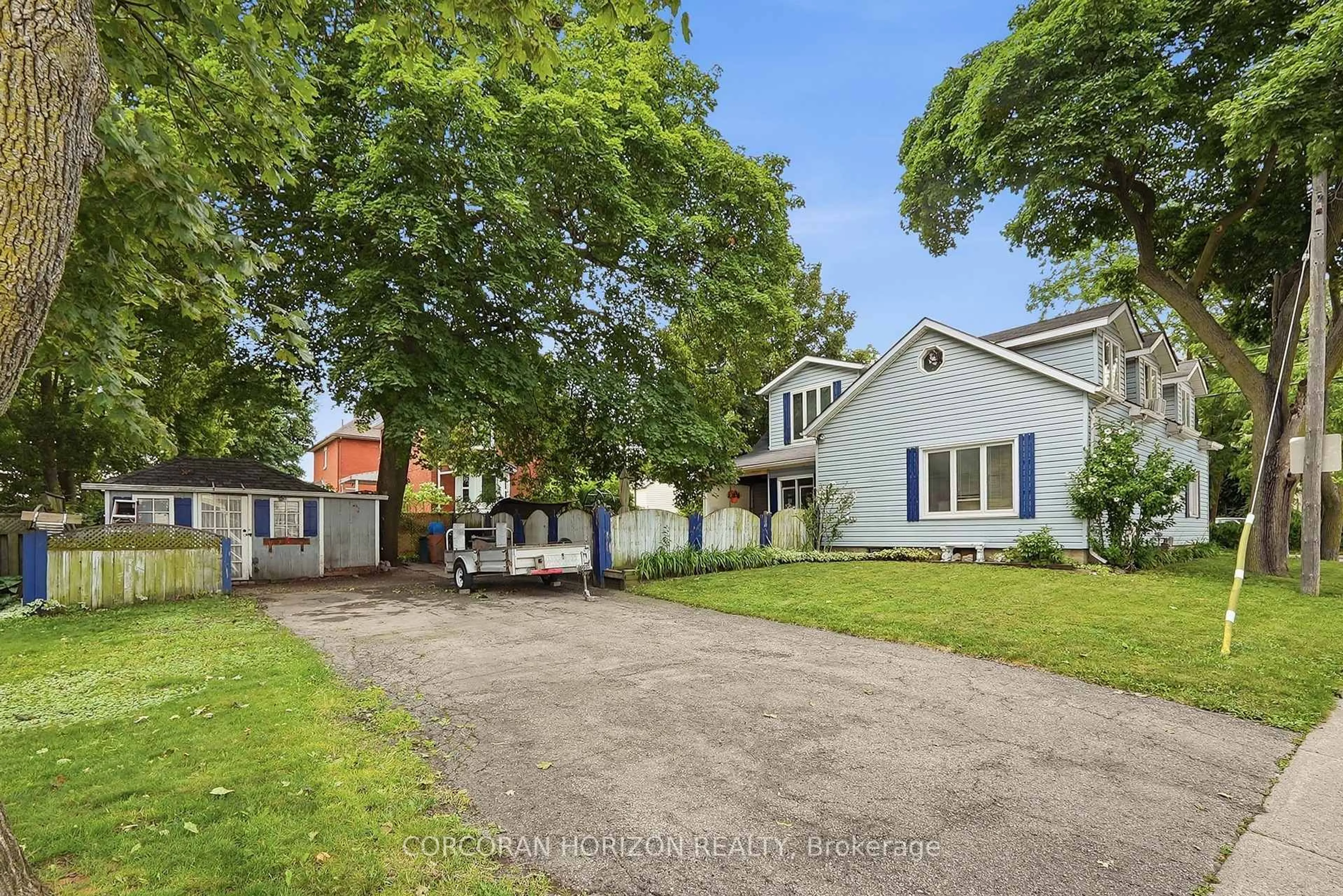 A pic from outside/outdoor area/front of a property/back of a property/a pic from drone, street for 153 Montrose St, Cambridge Ontario N3H 2H5