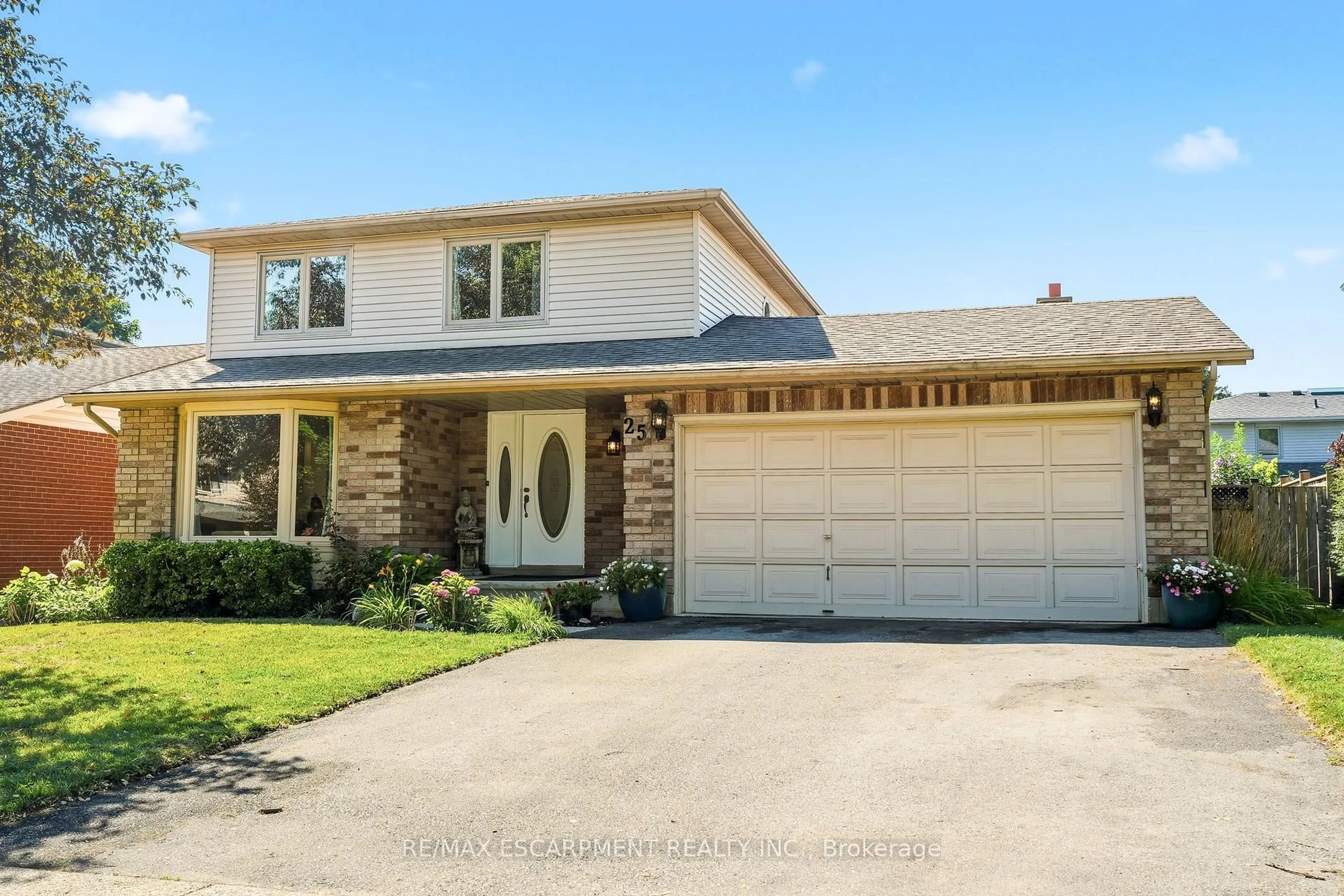 Home with vinyl exterior material, street for 25 Winter Way, Brantford Ontario N3T 6G3
