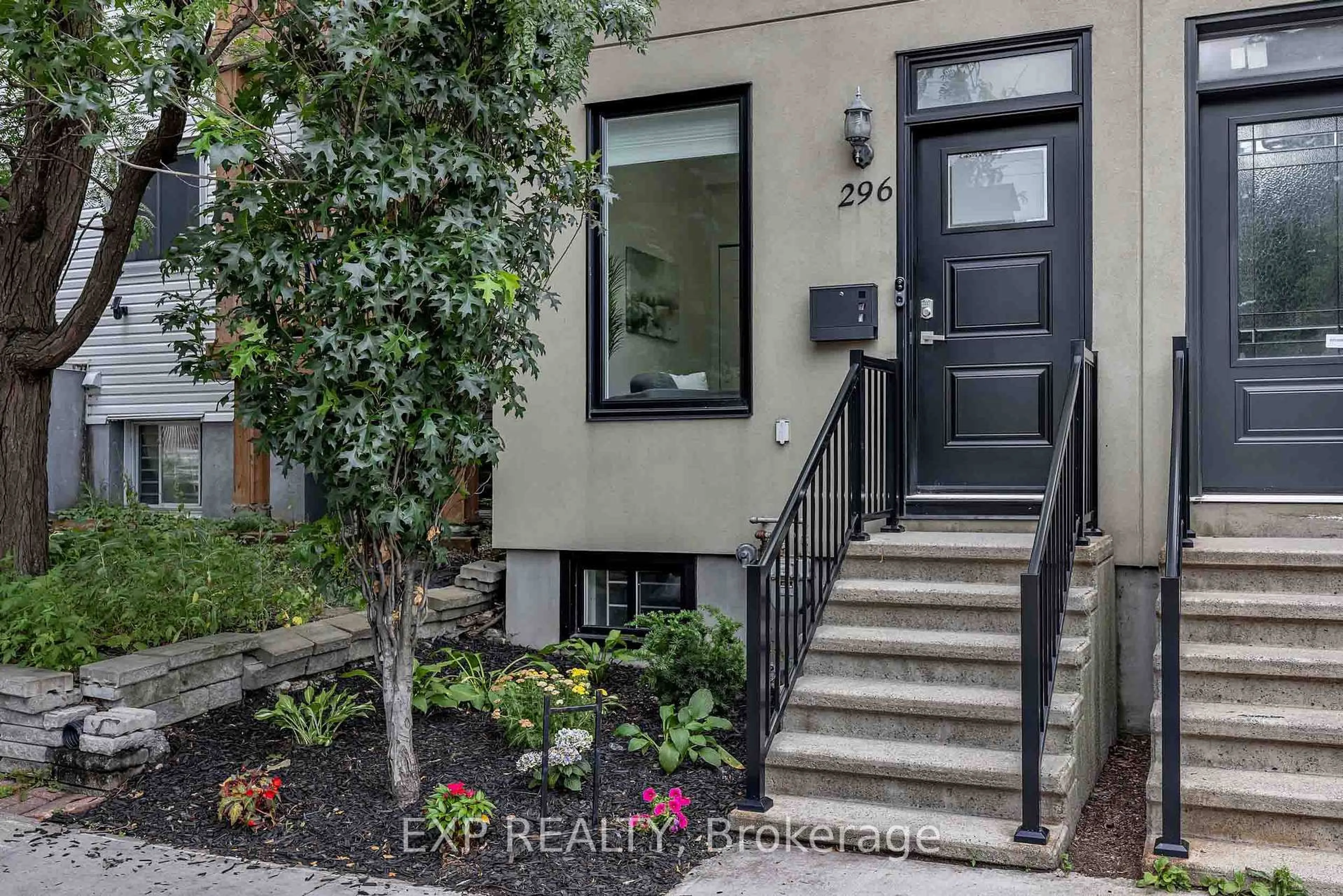 Indoor entryway for 296 Cambridge St, Ottawa Ontario K1R 0B4