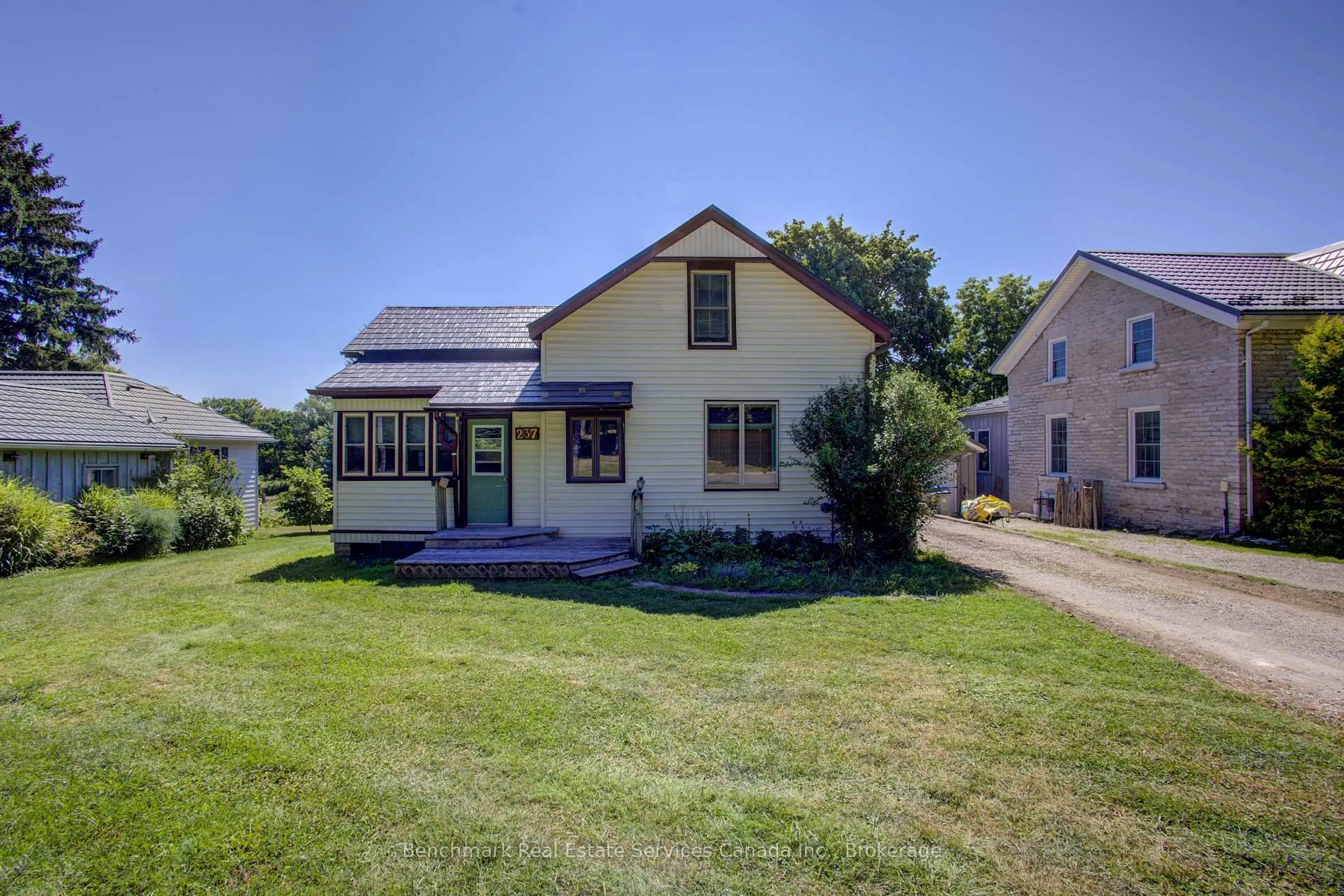 A pic from outside/outdoor area/front of a property/back of a property/a pic from drone, street for 237 Thomas St, St. Marys Ontario N4X 1C2