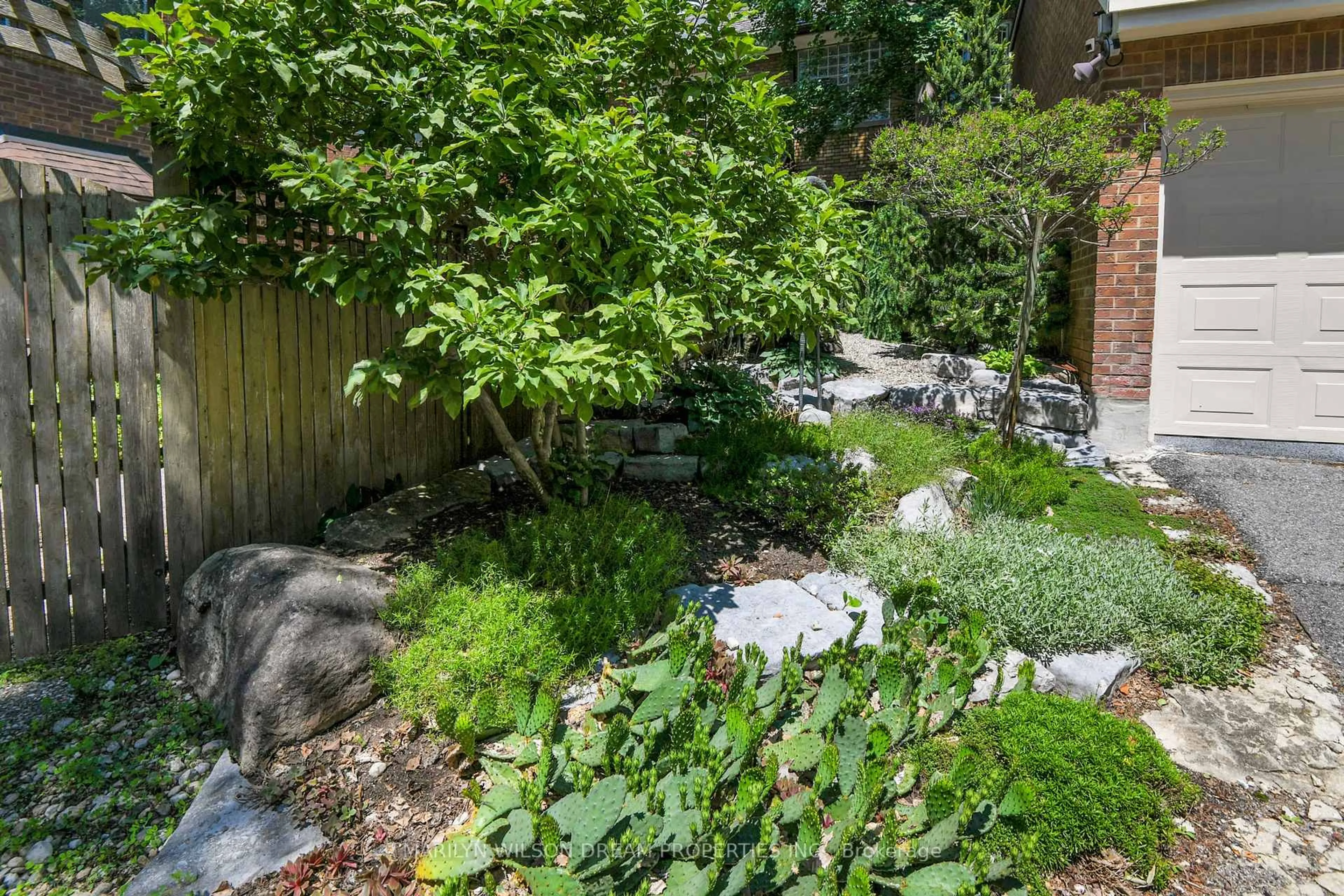 Patio, street for 864 Colonel By Dr, Ottawa Ontario K1S 5C5
