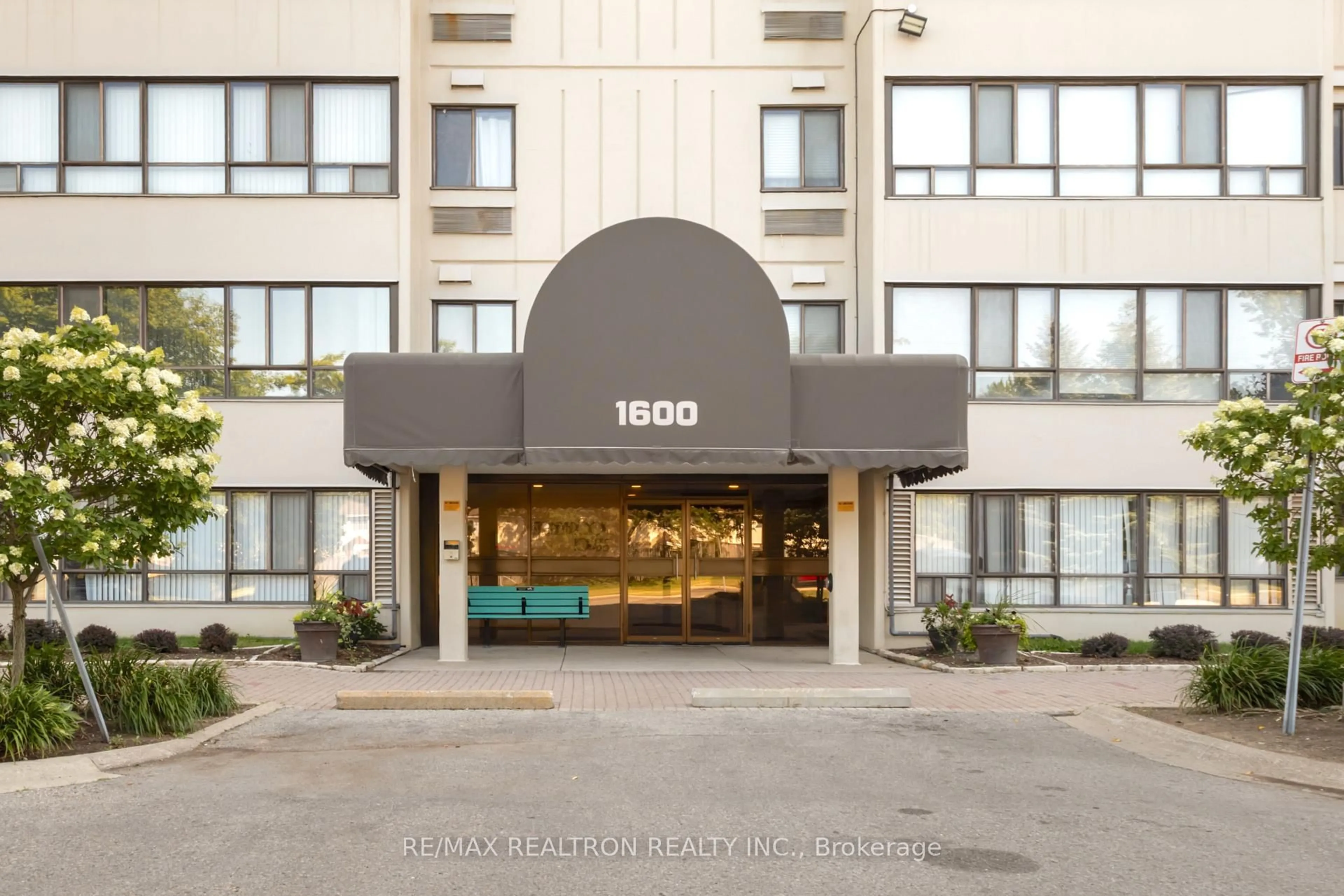 Indoor foyer for 1600 Adelaide St #905, London North Ontario N5X 3H6