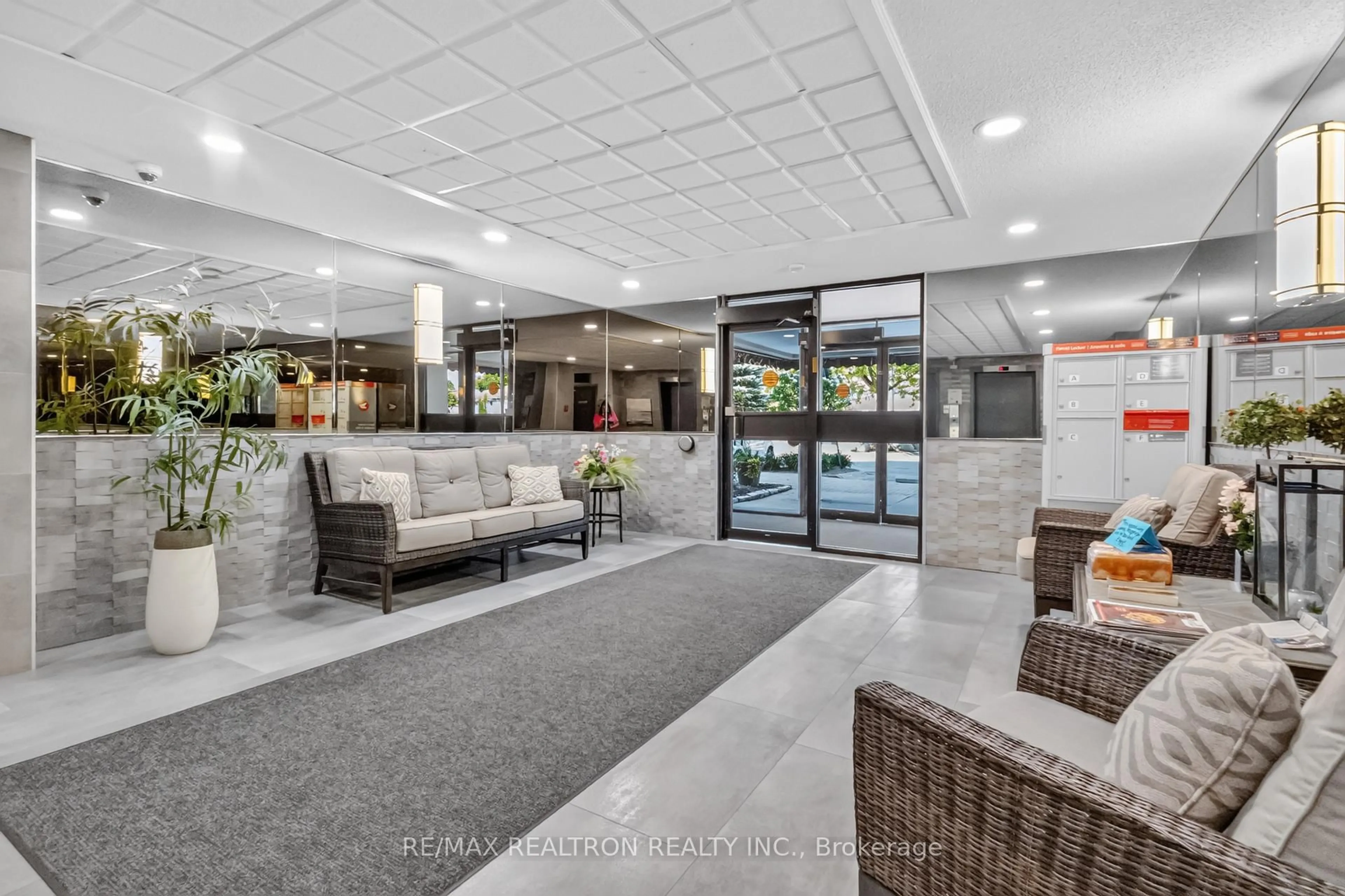Lobby for 1600 Adelaide St #905, London North Ontario N5X 3H6