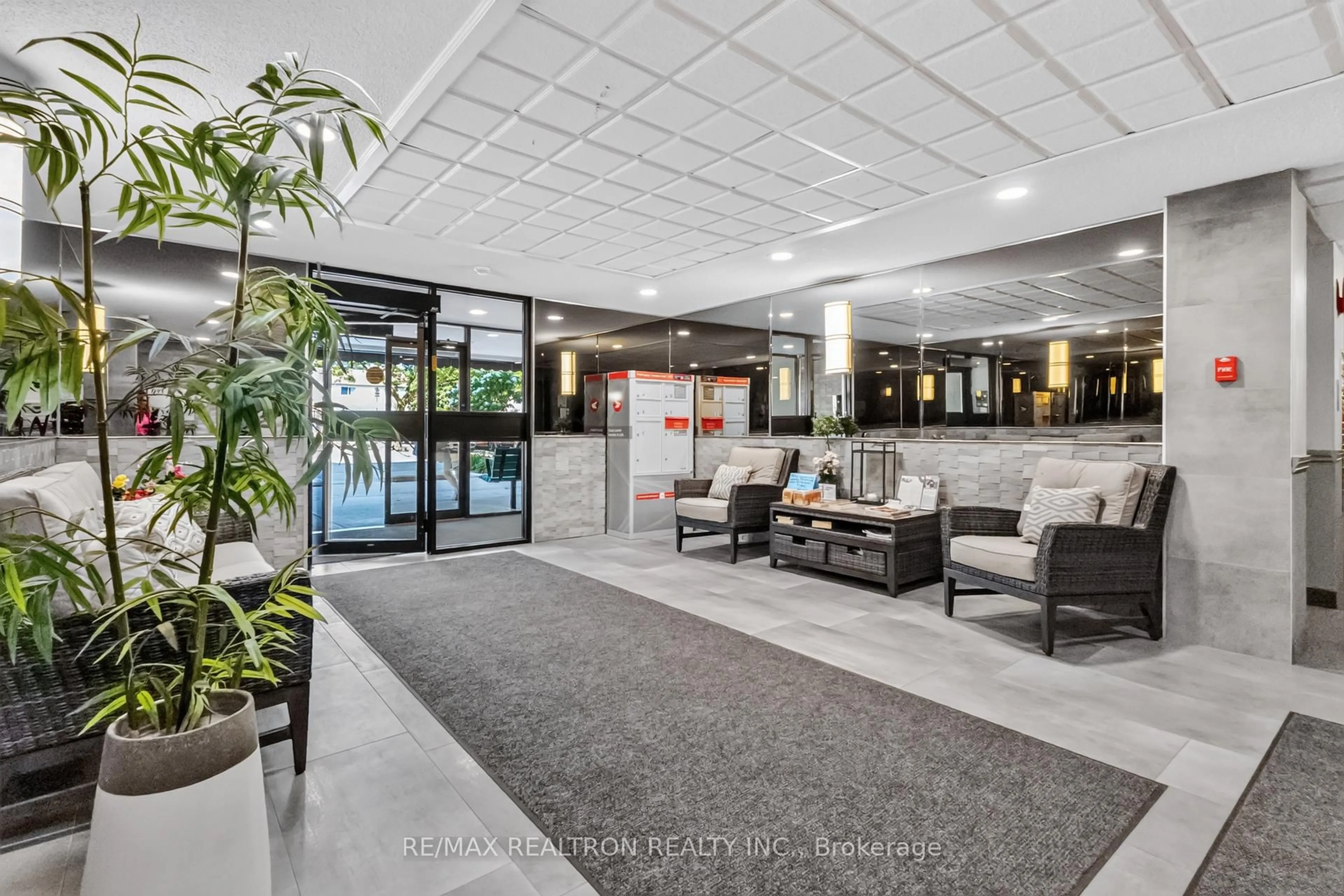 Lobby for 1600 Adelaide St #905, London North Ontario N5X 3H6