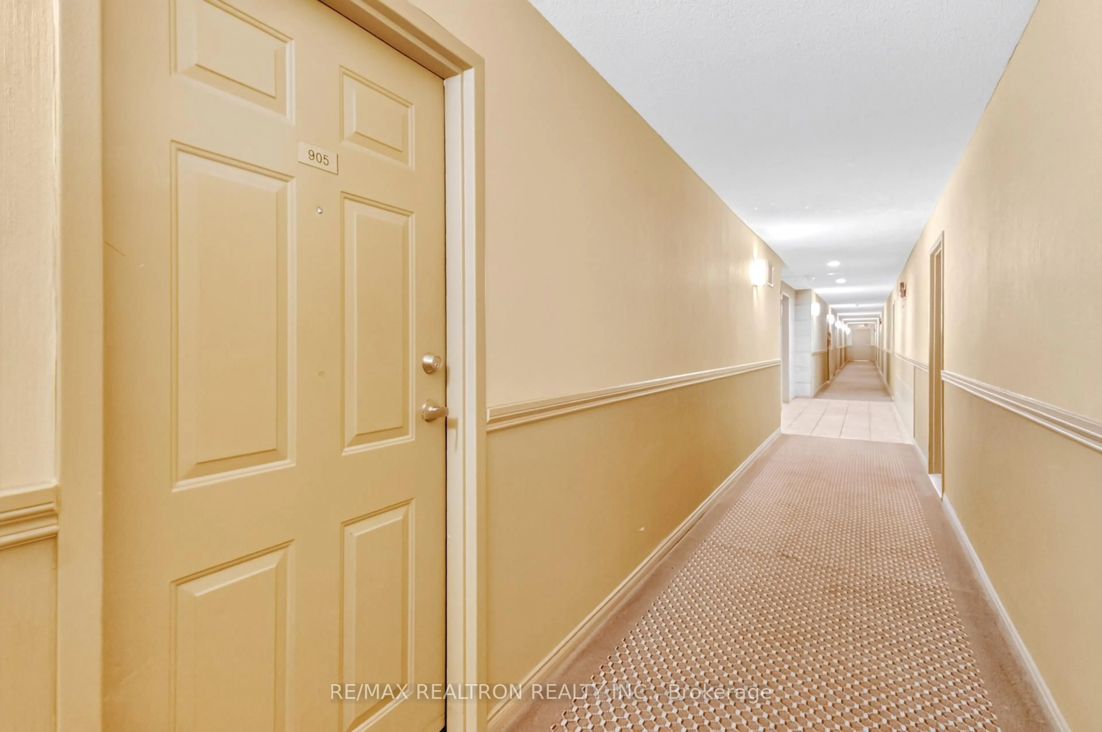 Indoor foyer for 1600 Adelaide St #905, London North Ontario N5X 3H6