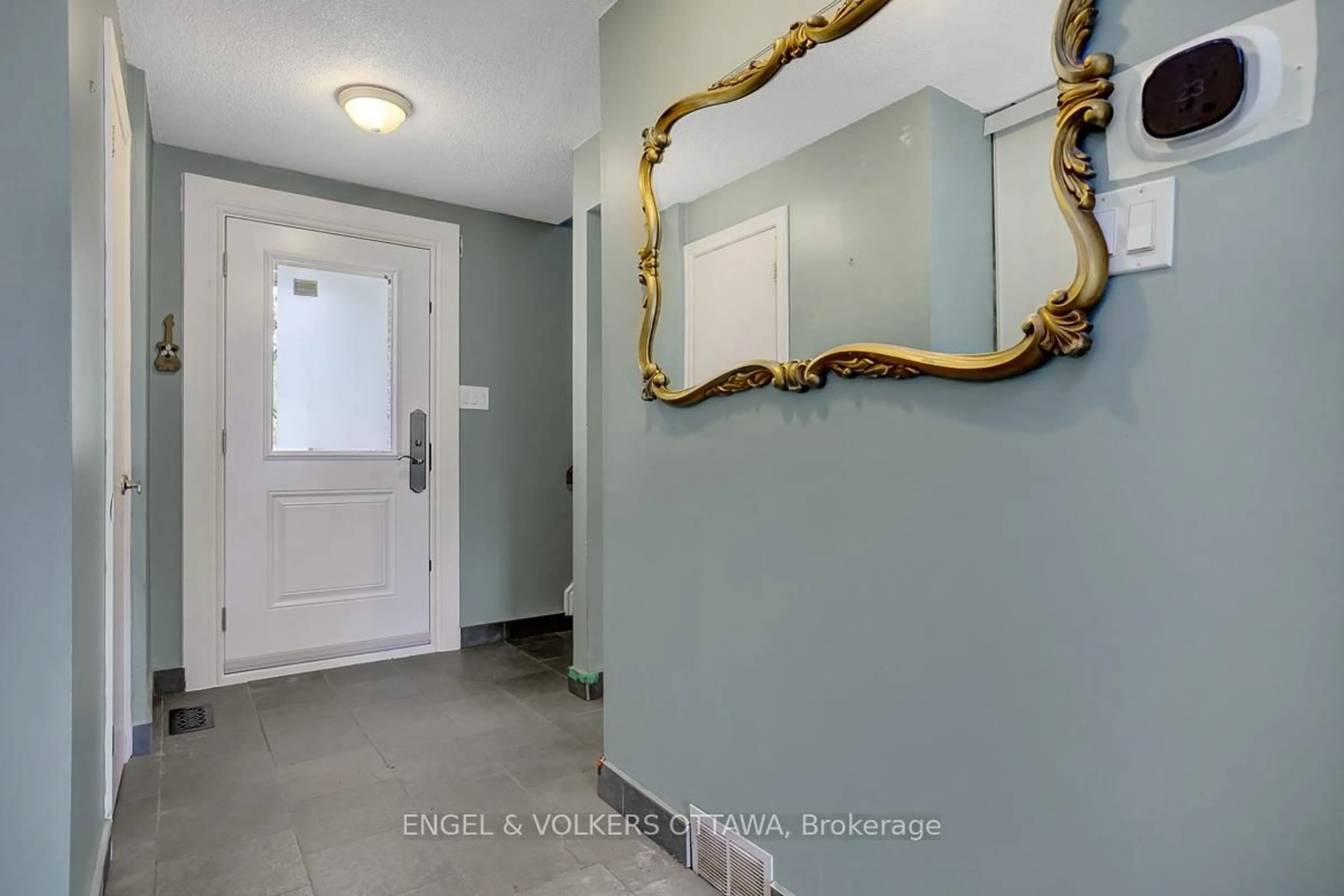 Indoor entryway for 1844 Prestwick Dr, Orleans Ontario K1E 2T3