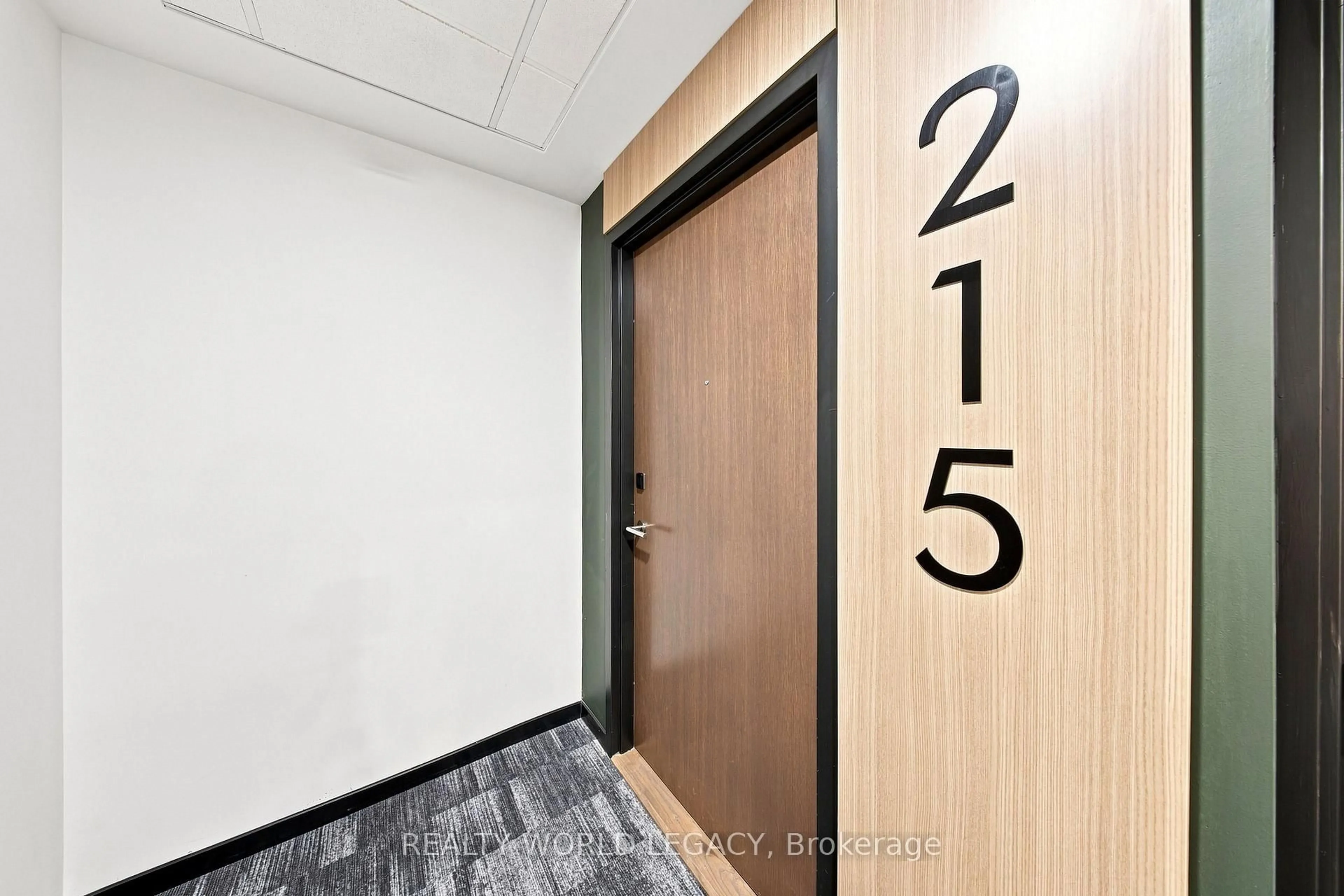 Indoor foyer for 101 Golden Eagle Rd #215, Waterloo Ontario N2V 0H4