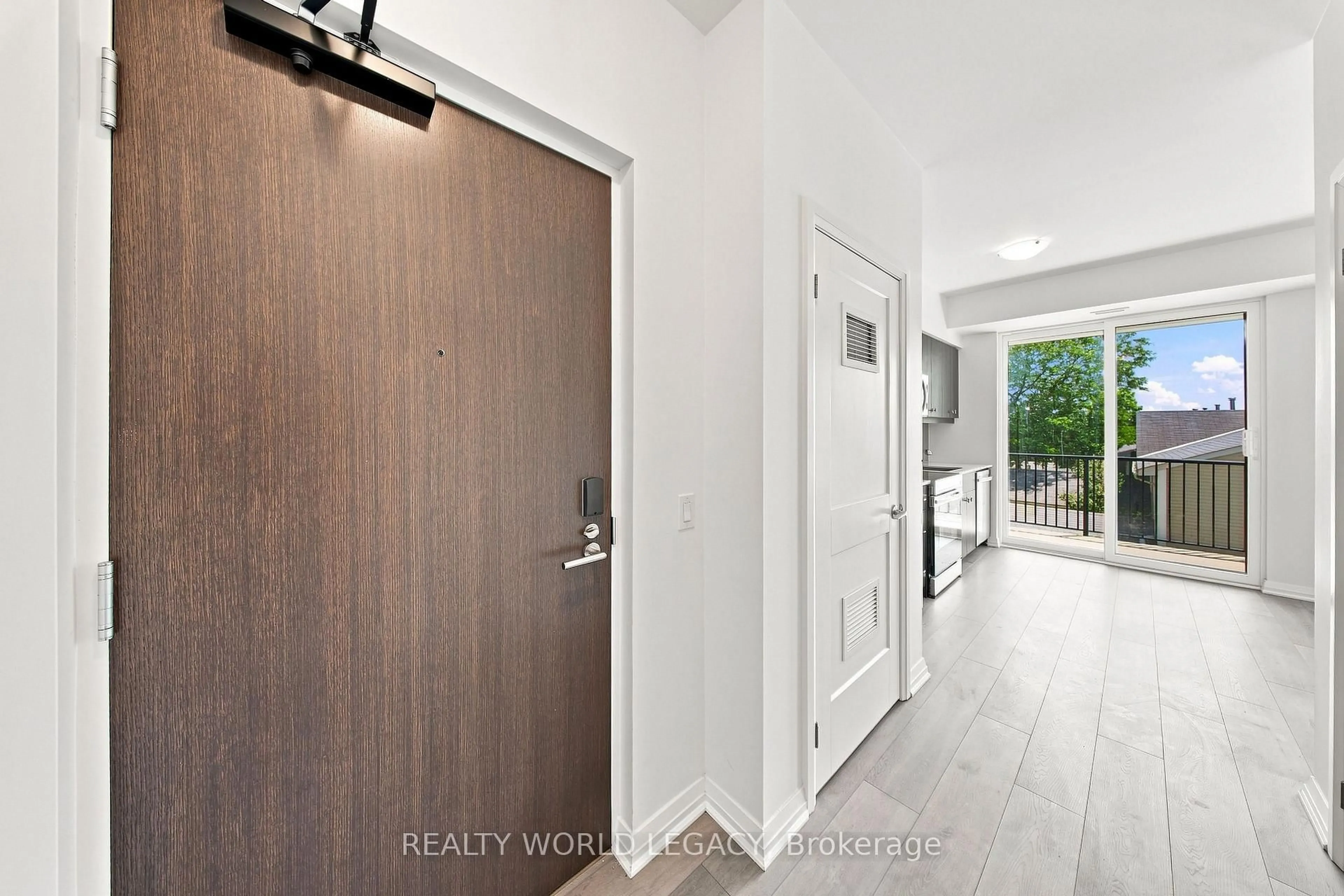 Indoor entryway for 101 Golden Eagle Rd #215, Waterloo Ontario N2V 0H4