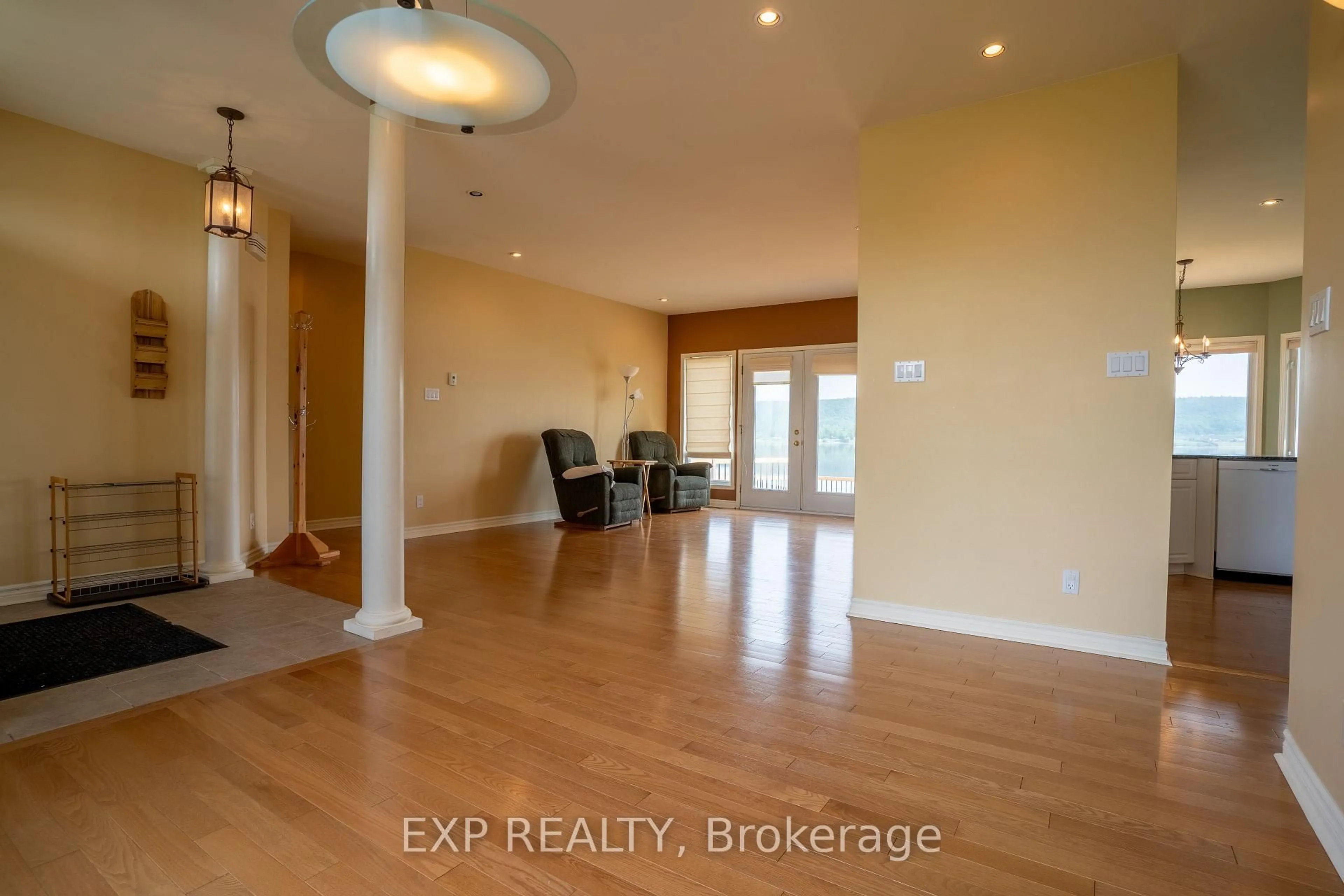 Indoor entryway for 15 Rue Haute Rive St, Alfred and Plantagenet Ontario K0B 1J0