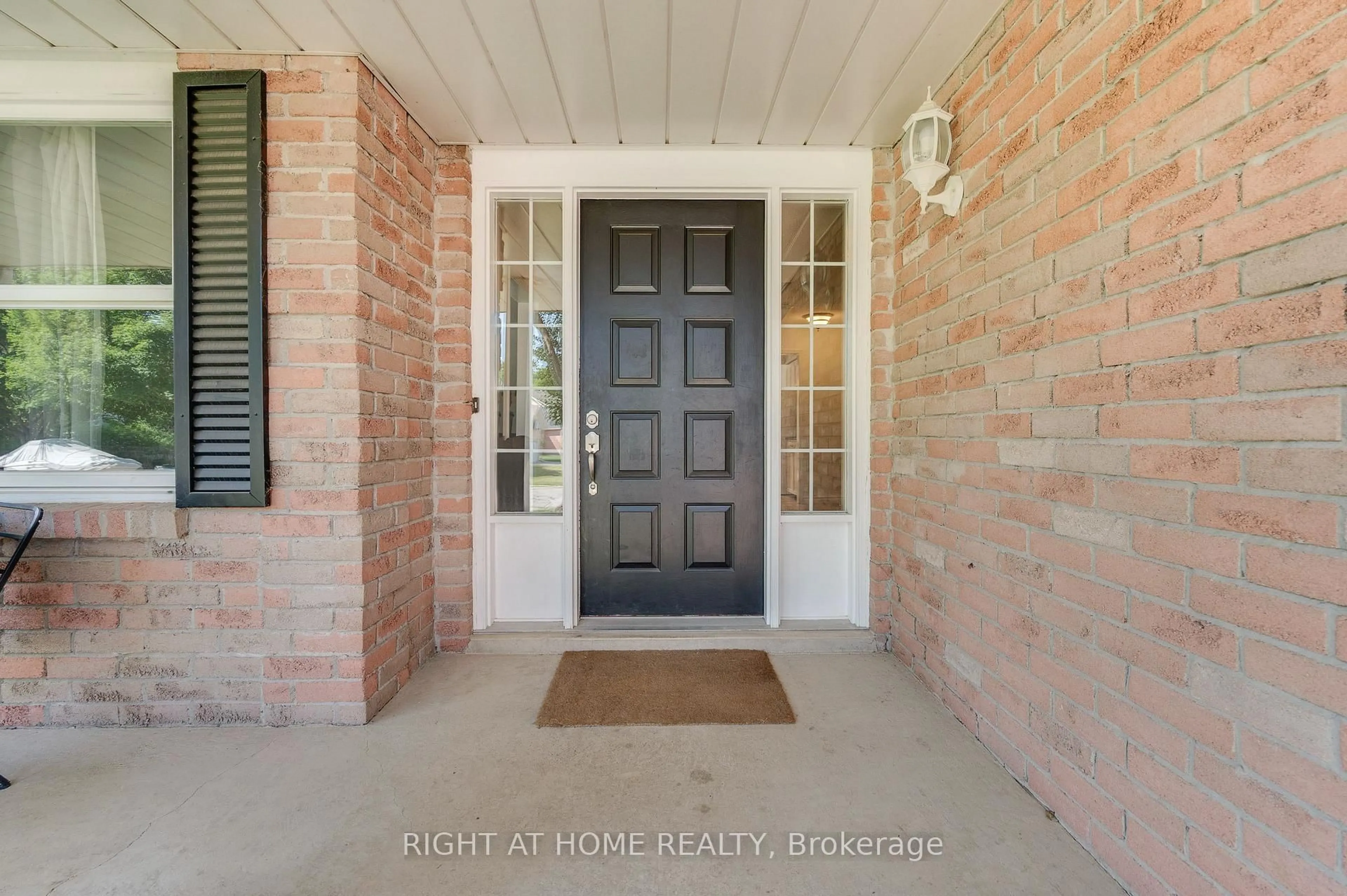 Indoor entryway for 123 Benn Dr, Cambridge Ontario N1T 1E7
