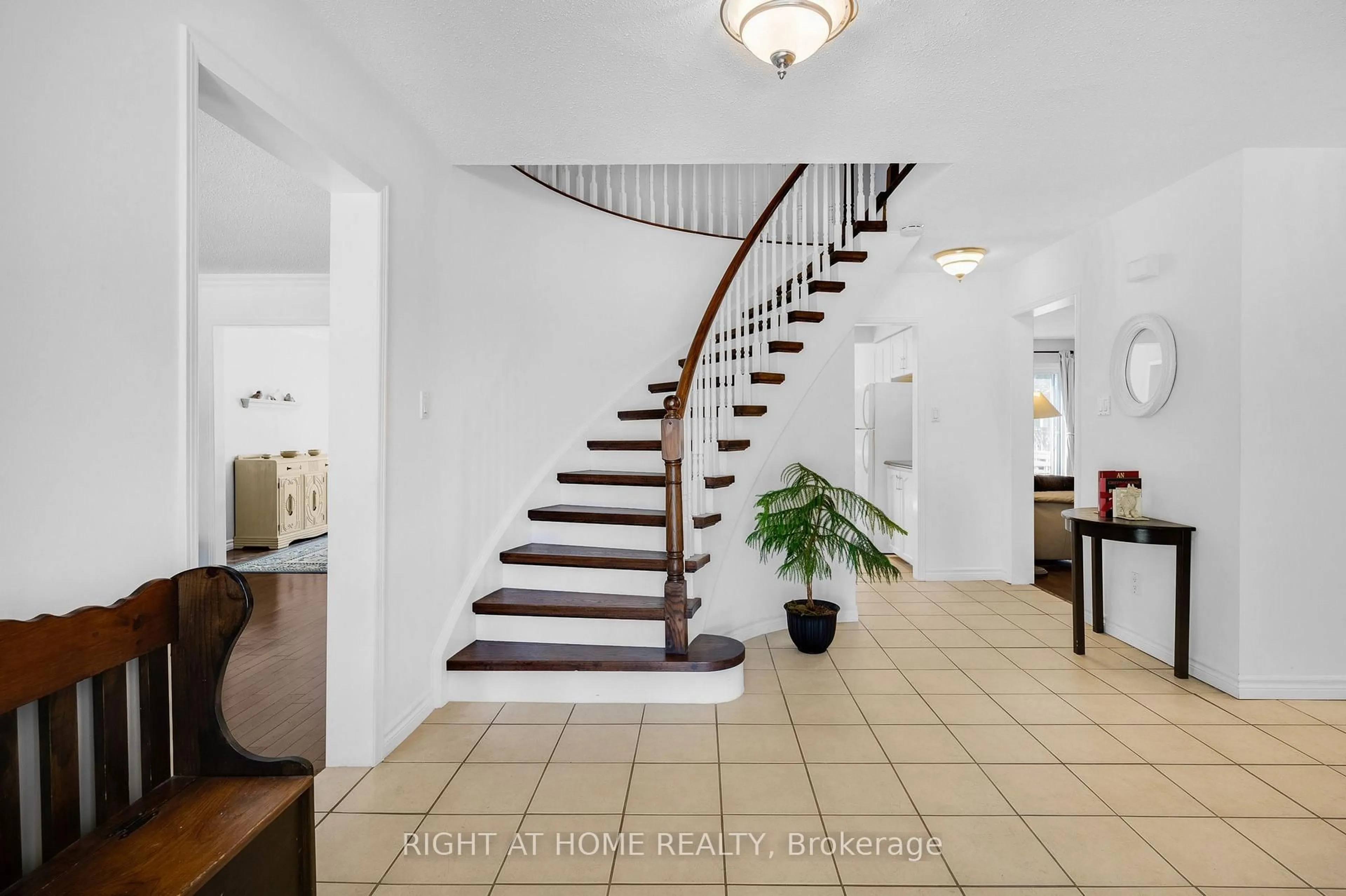 Indoor foyer for 123 Benn Dr, Cambridge Ontario N1T 1E7