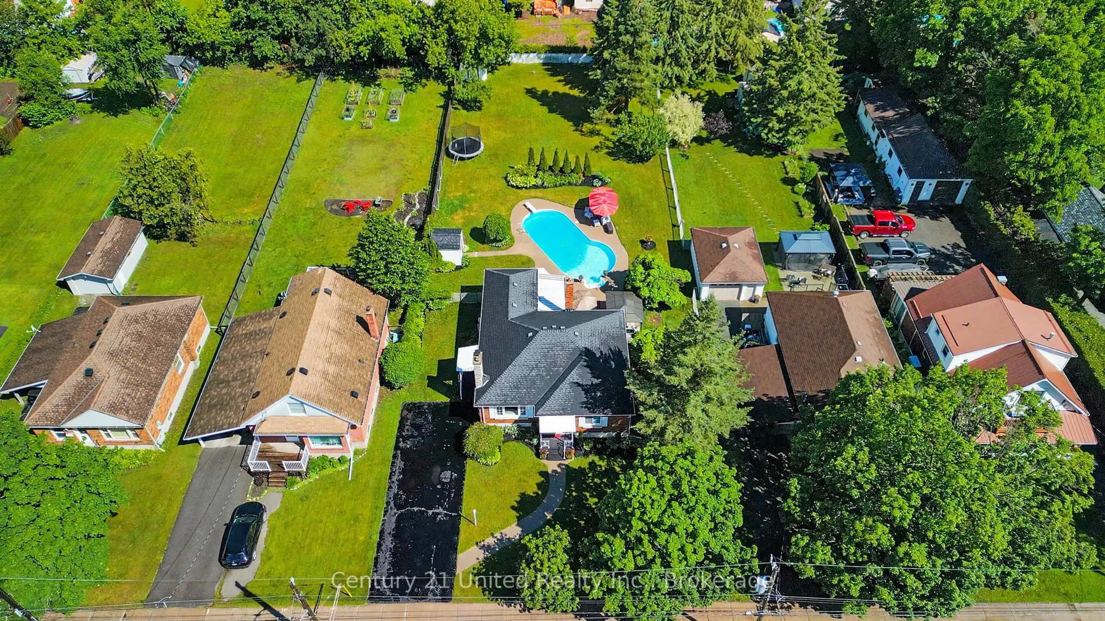 A pic from outside/outdoor area/front of a property/back of a property/a pic from drone, street for 260 Mckellar St, Peterborough Ontario K9J 1P7