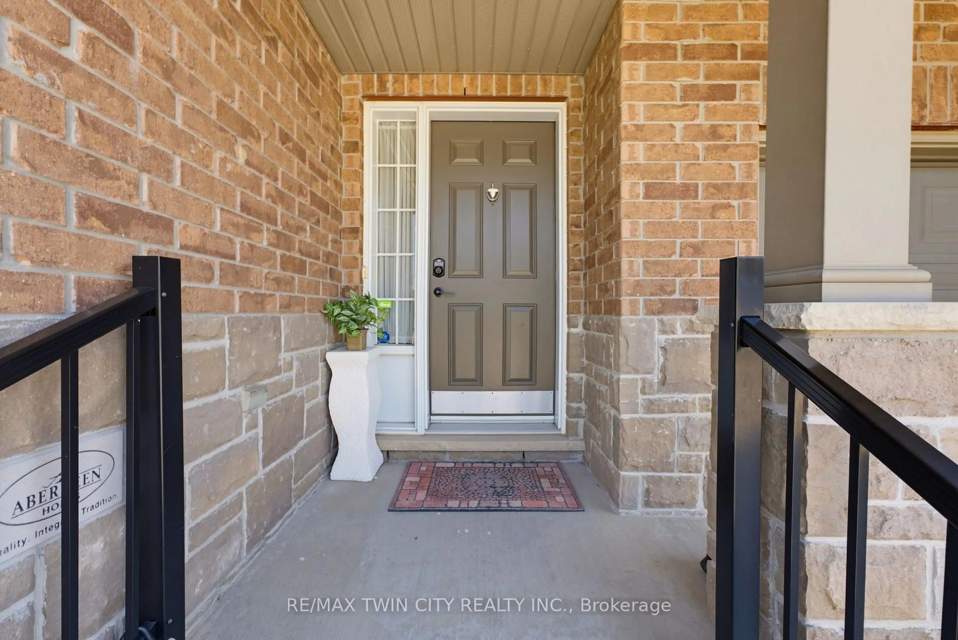 Indoor entryway for 934 Zeller Cres, Kitchener Ontario N2A 0C7
